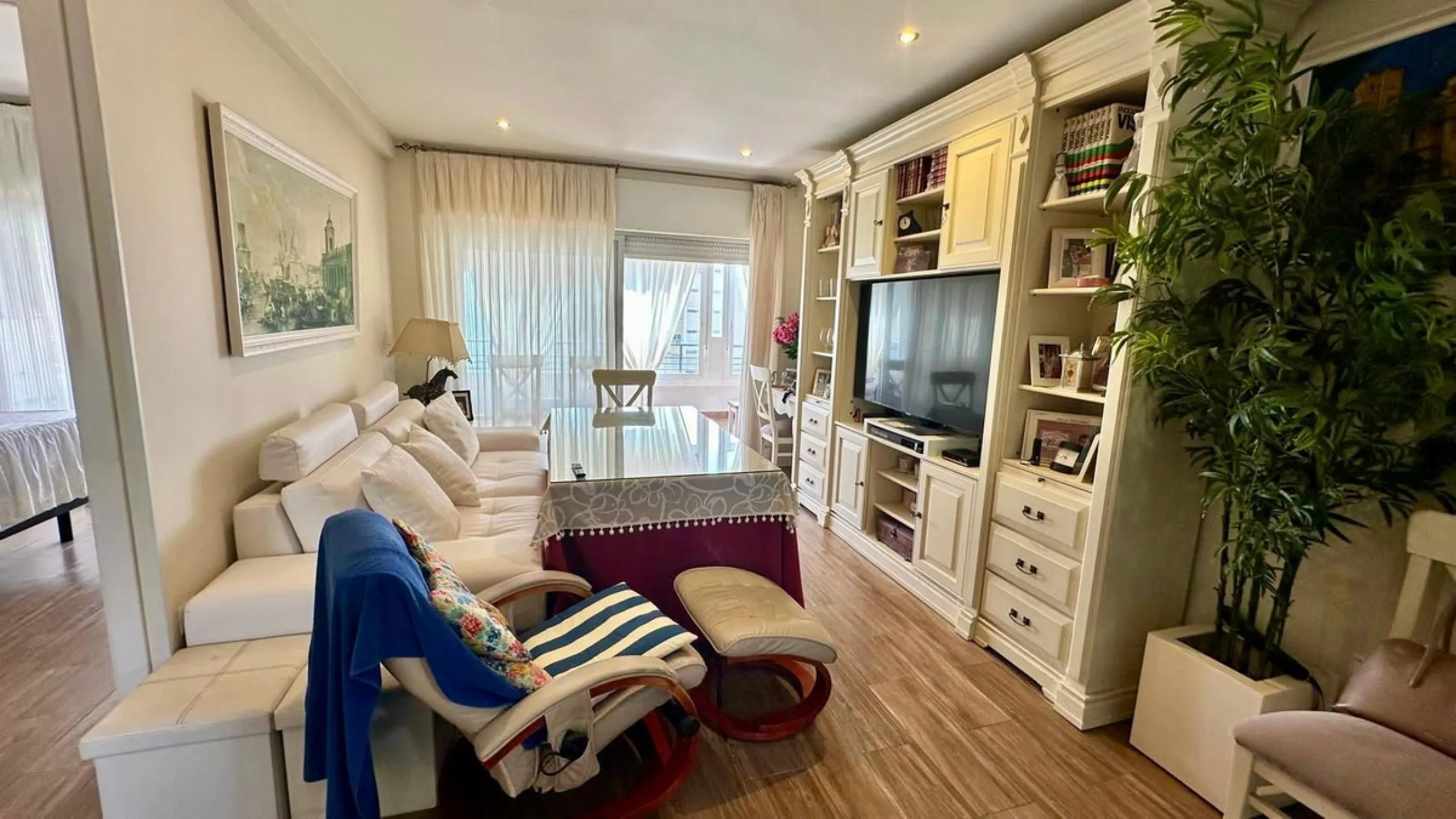 Wake up to the Mediterranean just outside your window in this bright and spacious apartment located in Carvajal, Fuengirola, just a few steps from the beach.