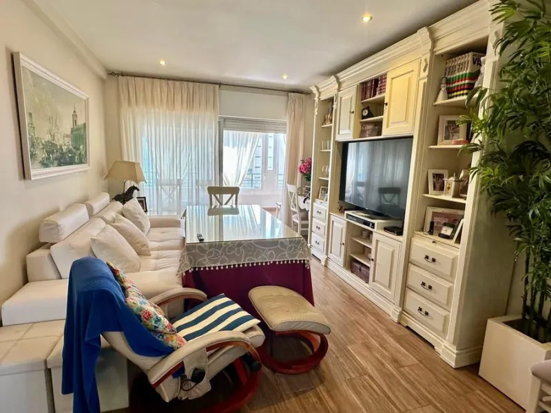 Wake up to the Mediterranean just outside your window in this bright and spacious apartment located in Carvajal, Fuengirola, just a few steps from the beach.
