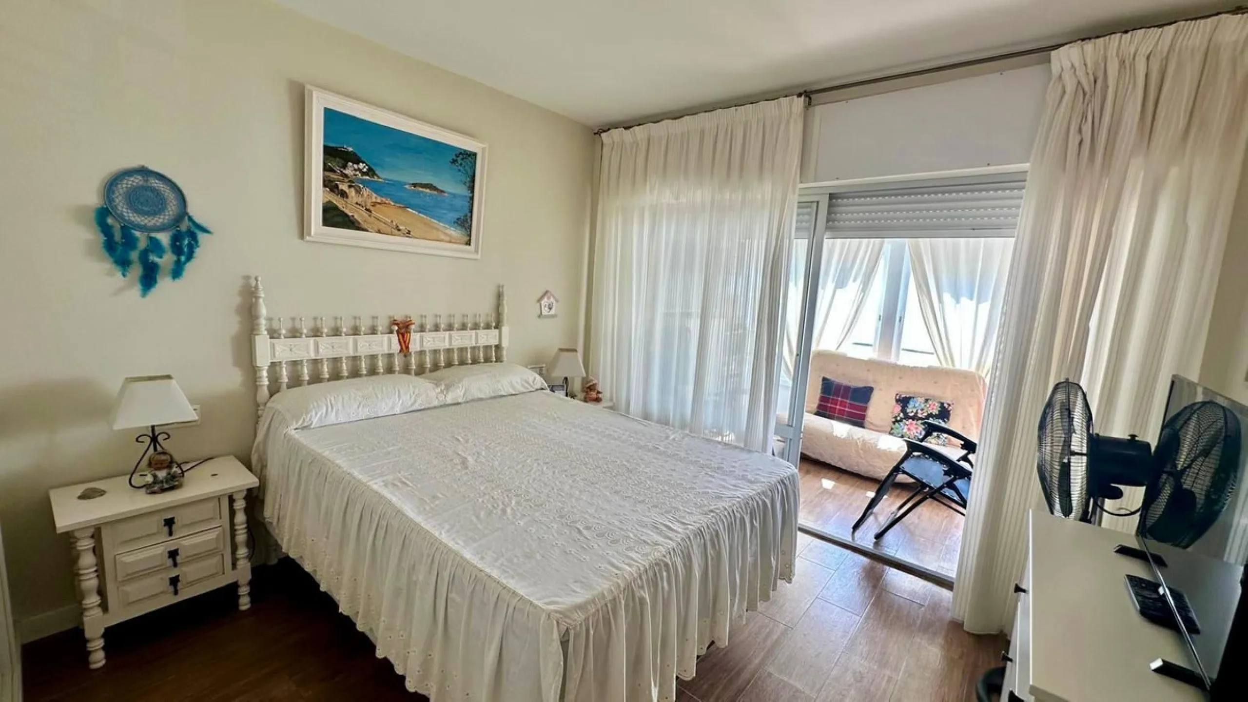 Wake up to the Mediterranean just outside your window in this bright and spacious apartment located in Carvajal, Fuengirola, just a few steps from the beach.