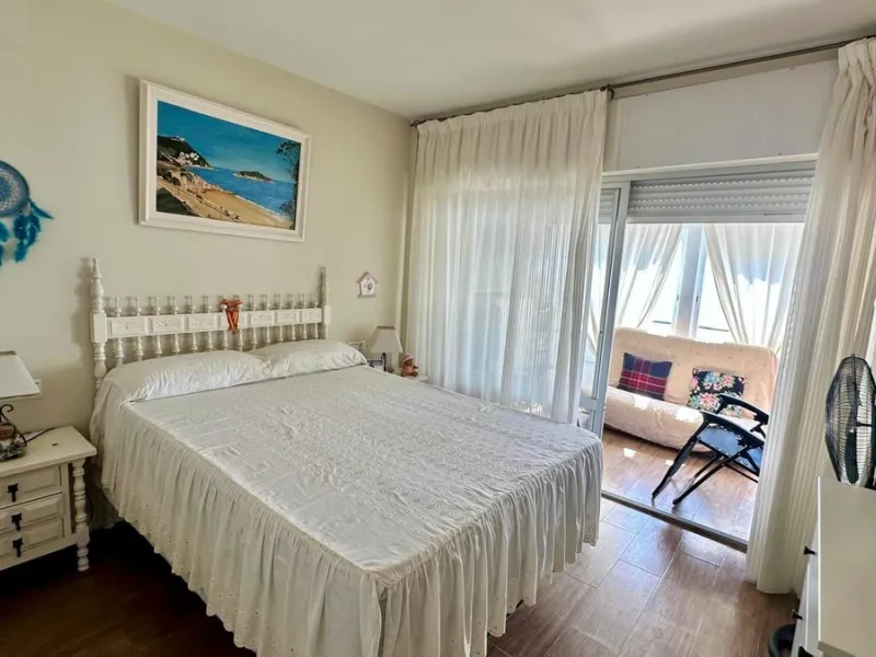 Wake up to the Mediterranean just outside your window in this bright and spacious apartment located in Carvajal, Fuengirola, just a few steps from the beach.