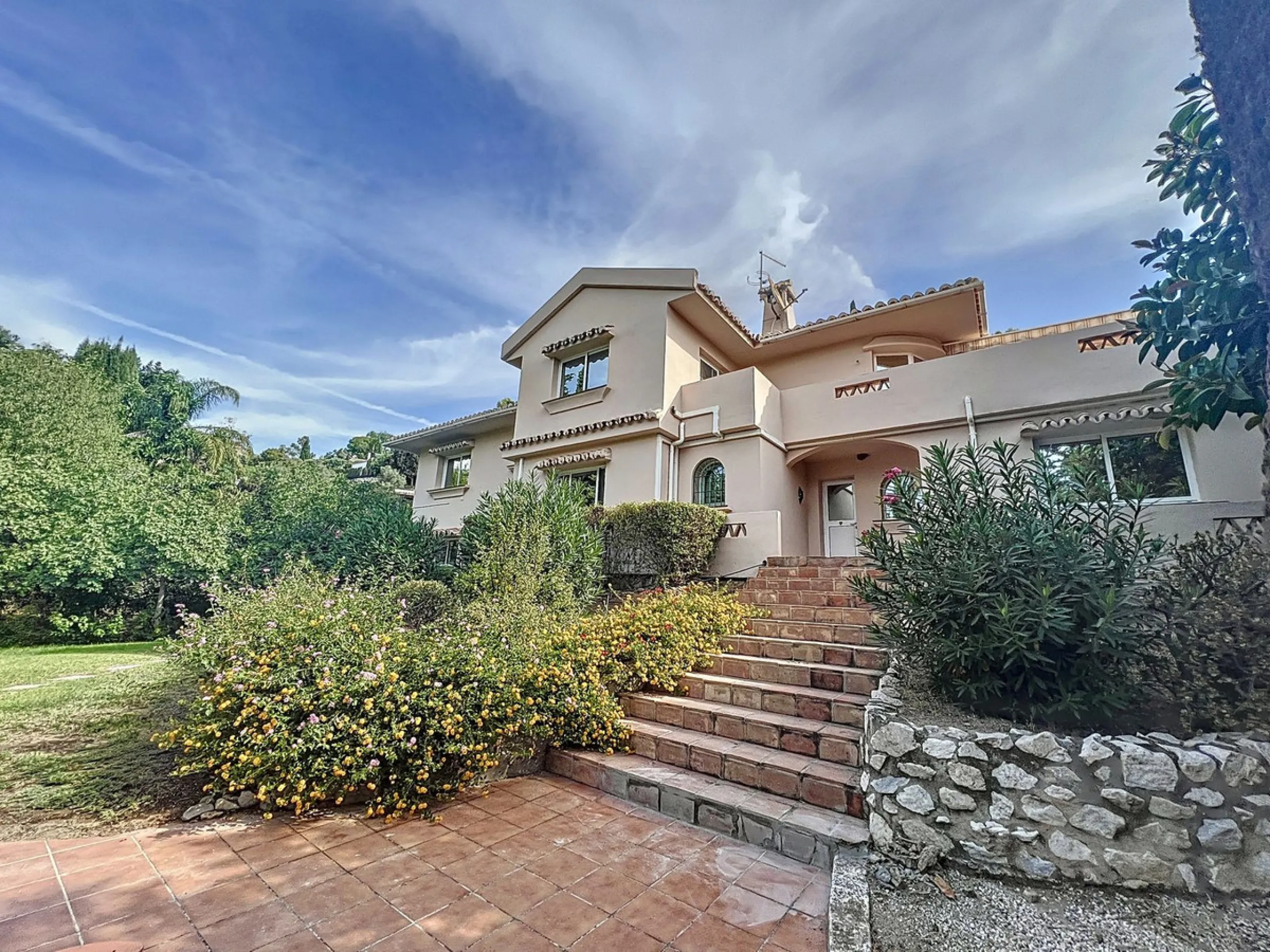 Exquisite Large Villa with a Stunning Plot and Exclusive Privacy in the Prestigious Urbanization near Mijas Pueblo.