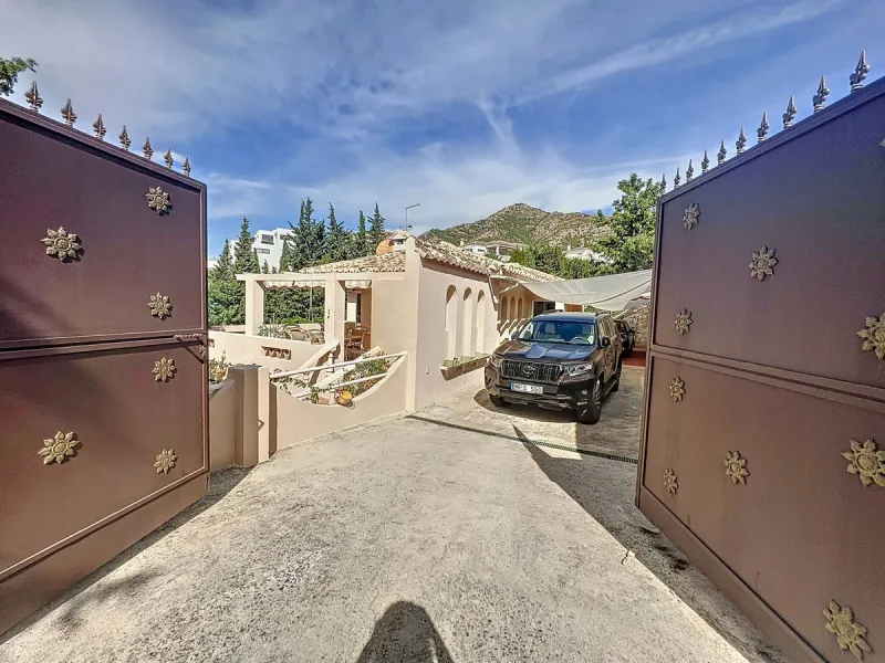 Exquisite Large Villa with a Stunning Plot and Exclusive Privacy in the Prestigious Urbanization near Mijas Pueblo.