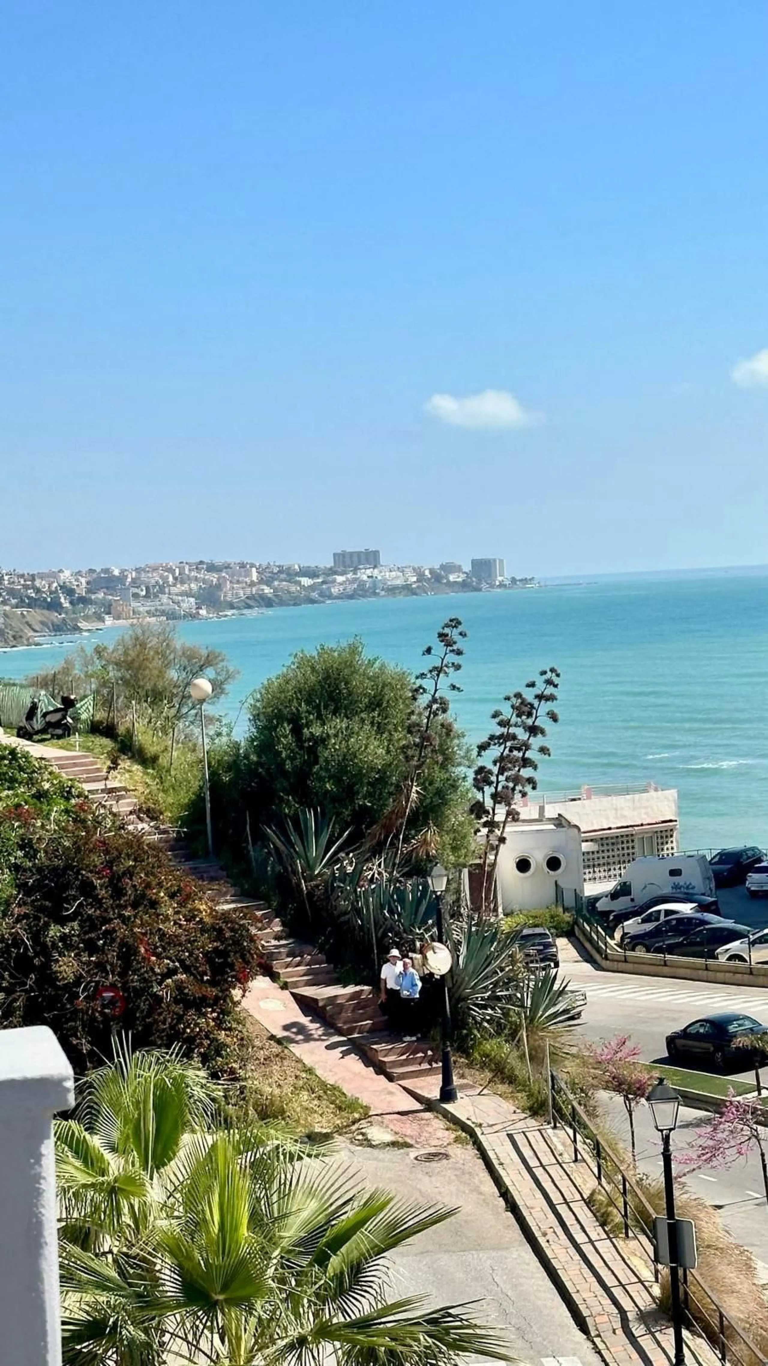 Wake up to the Mediterranean just outside your window in this bright and spacious apartment located in Carvajal, Fuengirola, just a few steps from the beach.