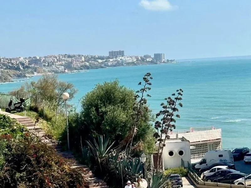 Wake up to the Mediterranean just outside your window in this bright and spacious apartment located in Carvajal, Fuengirola, just a few steps from the beach.
