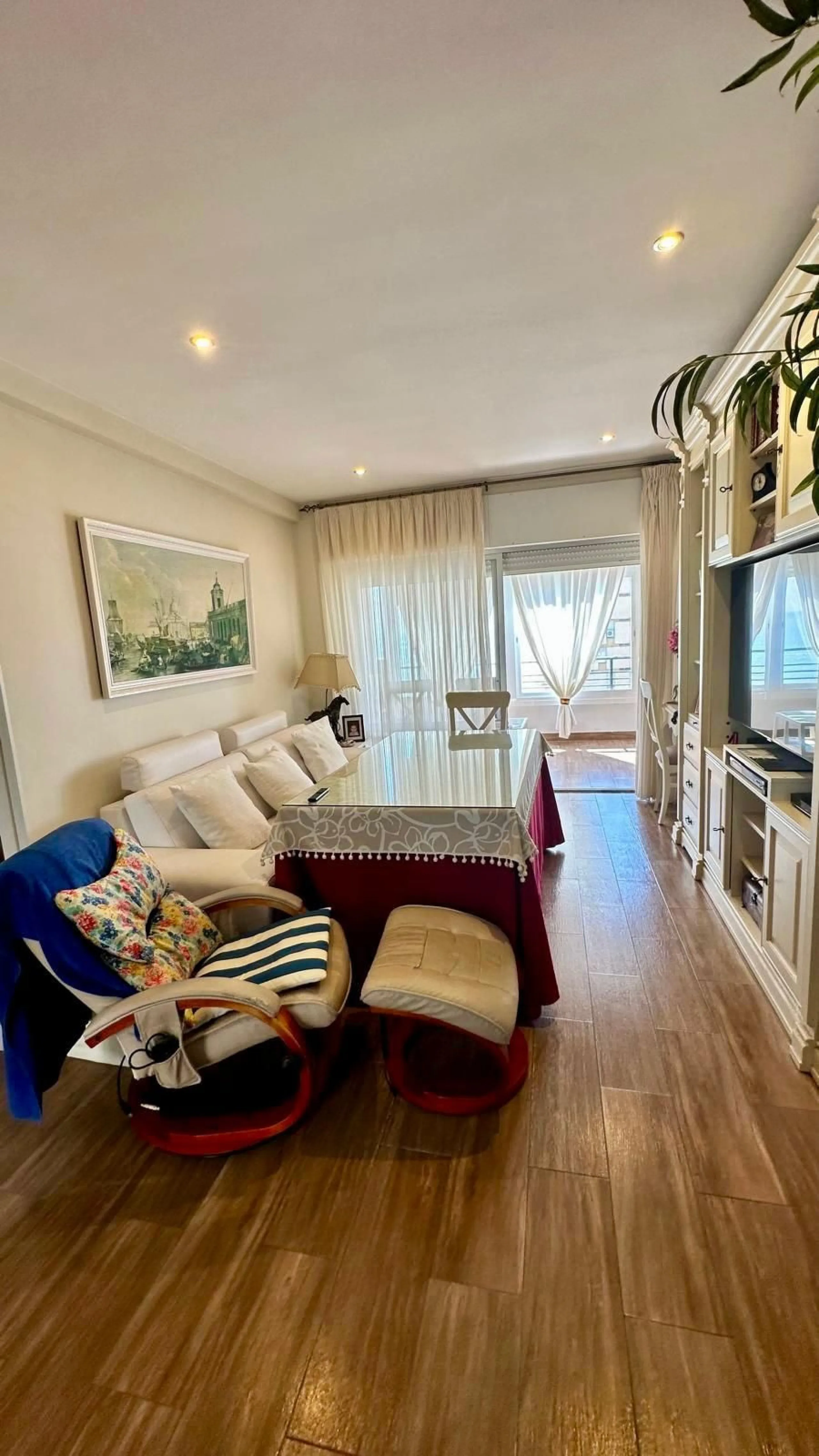Wake up to the Mediterranean just outside your window in this bright and spacious apartment located in Carvajal, Fuengirola, just a few steps from the beach.
