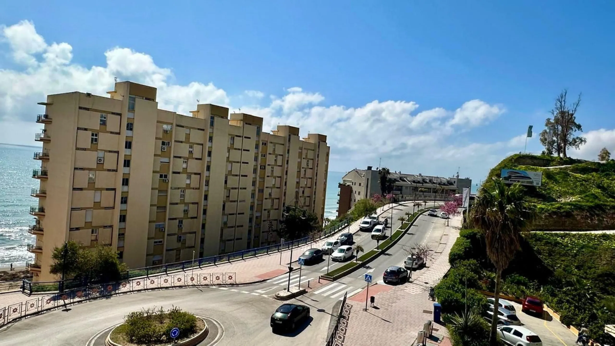Wake up to the Mediterranean just outside your window in this bright and spacious apartment located in Carvajal, Fuengirola, just a few steps from the beach.