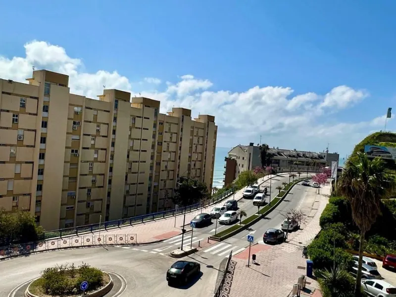 Wake up to the Mediterranean just outside your window in this bright and spacious apartment located in Carvajal, Fuengirola, just a few steps from the beach.
