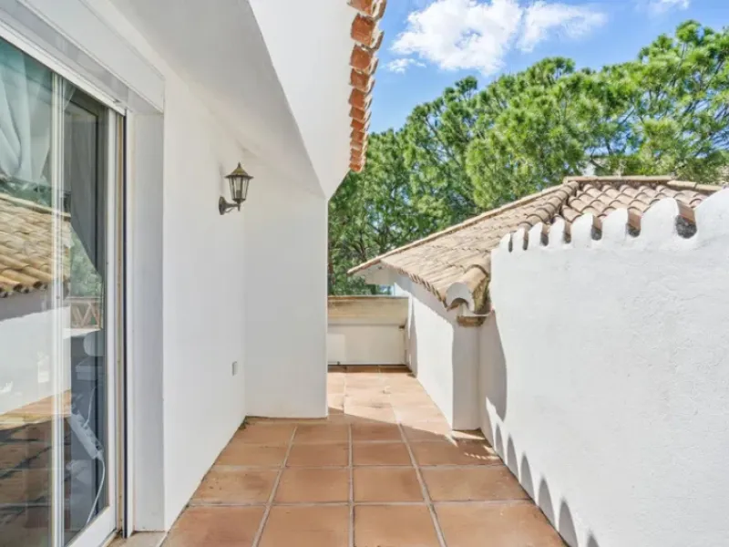 Im Herzen von Nueva Andalucía, nur 5 Autominuten von Puerto Banús und den Stränden entfernt, befindet sich dieses geräumige Penthouse mit vier Schlafzimmern in der begehrten Wohnanlage Los Pinos de Aloha