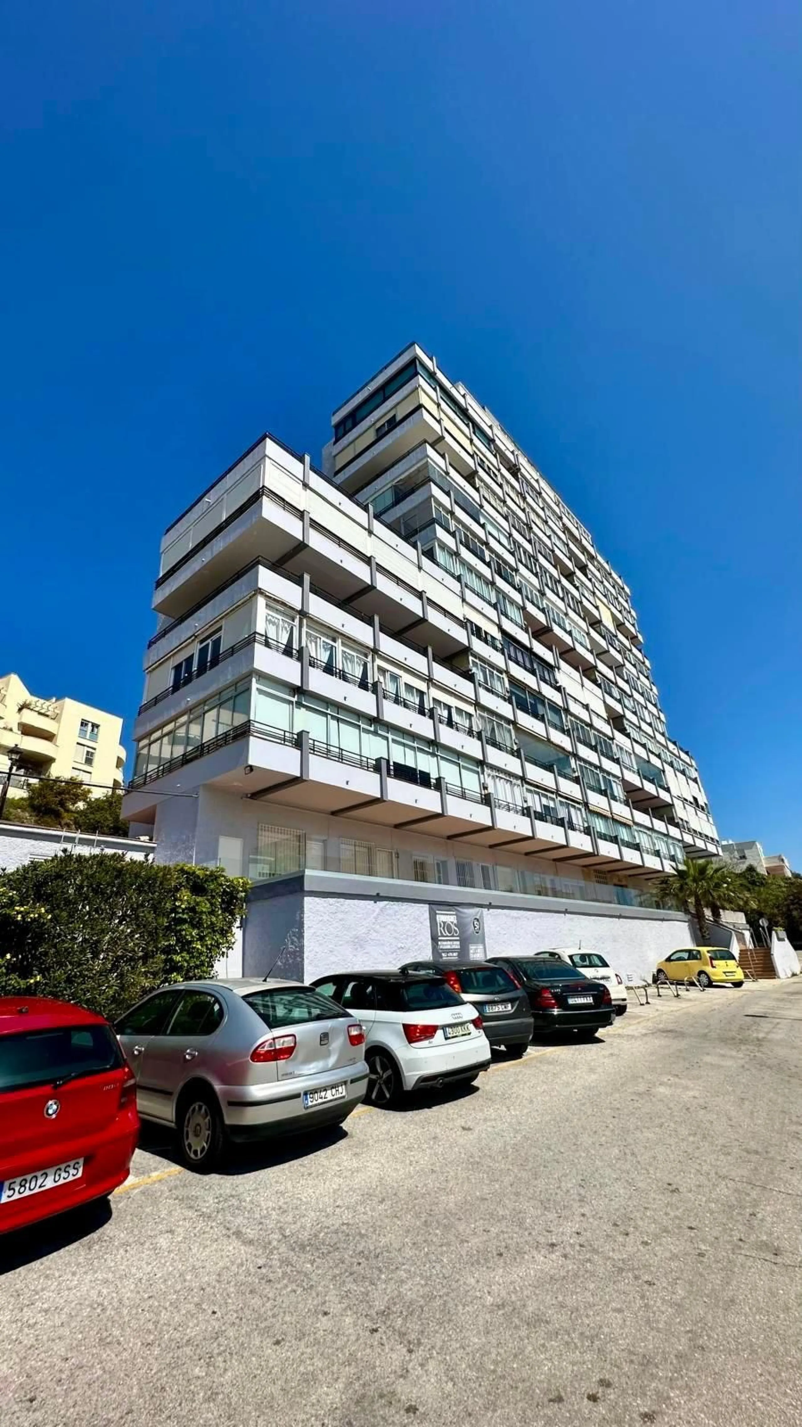 Wake up to the Mediterranean just outside your window in this bright and spacious apartment located in Carvajal, Fuengirola, just a few steps from the beach.