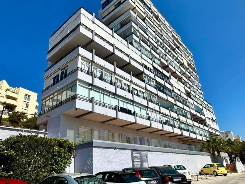 Wake up to the Mediterranean just outside your window in this bright and spacious apartment located in Carvajal, Fuengirola, just a few steps from the beach.