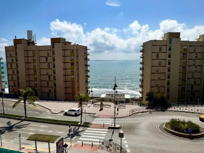 Wake up to the Mediterranean just outside your window in this bright and spacious apartment located in Carvajal, Fuengirola, just a few steps from the beach.
