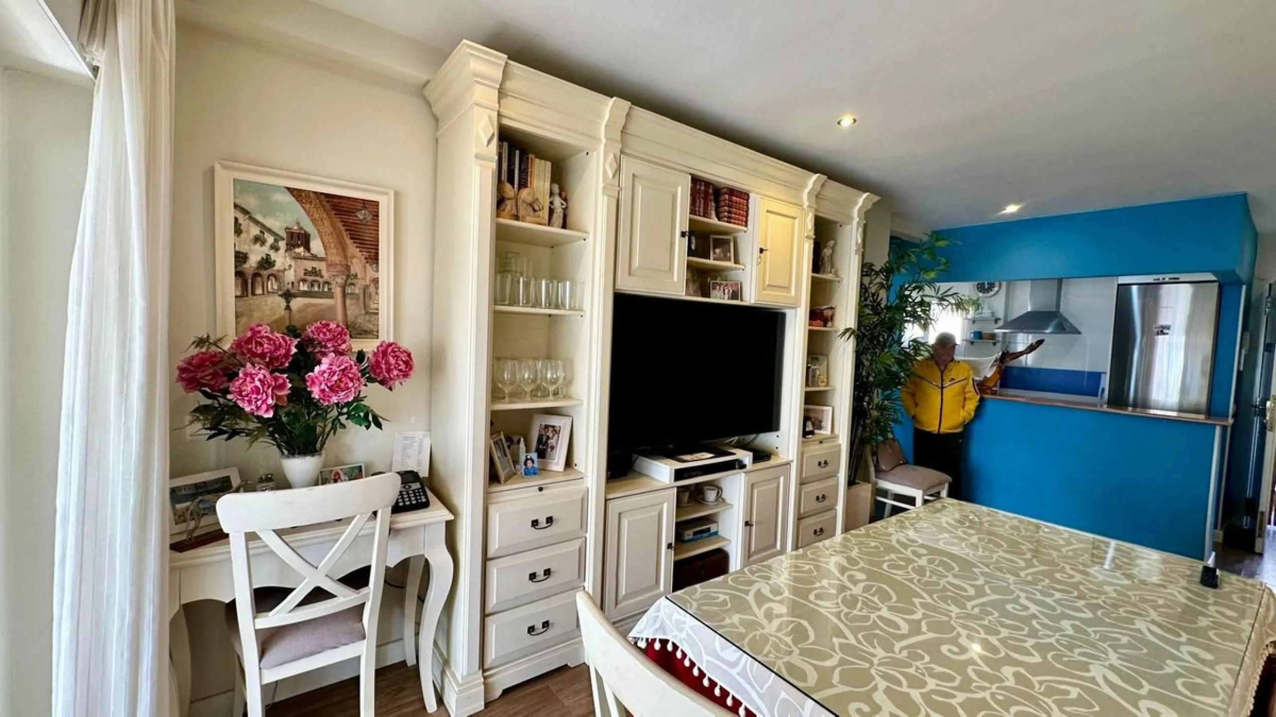 Wake up to the Mediterranean just outside your window in this bright and spacious apartment located in Carvajal, Fuengirola, just a few steps from the beach.