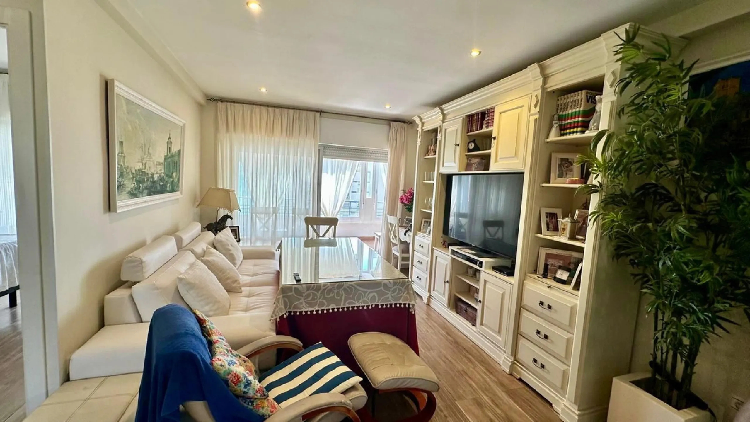 Wake up to the Mediterranean just outside your window in this bright and spacious apartment located in Carvajal, Fuengirola, just a few steps from the beach.