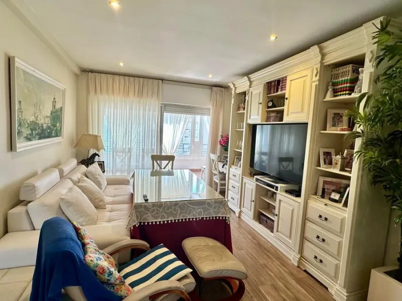 Wake up to the Mediterranean just outside your window in this bright and spacious apartment located in Carvajal, Fuengirola, just a few steps from the beach.