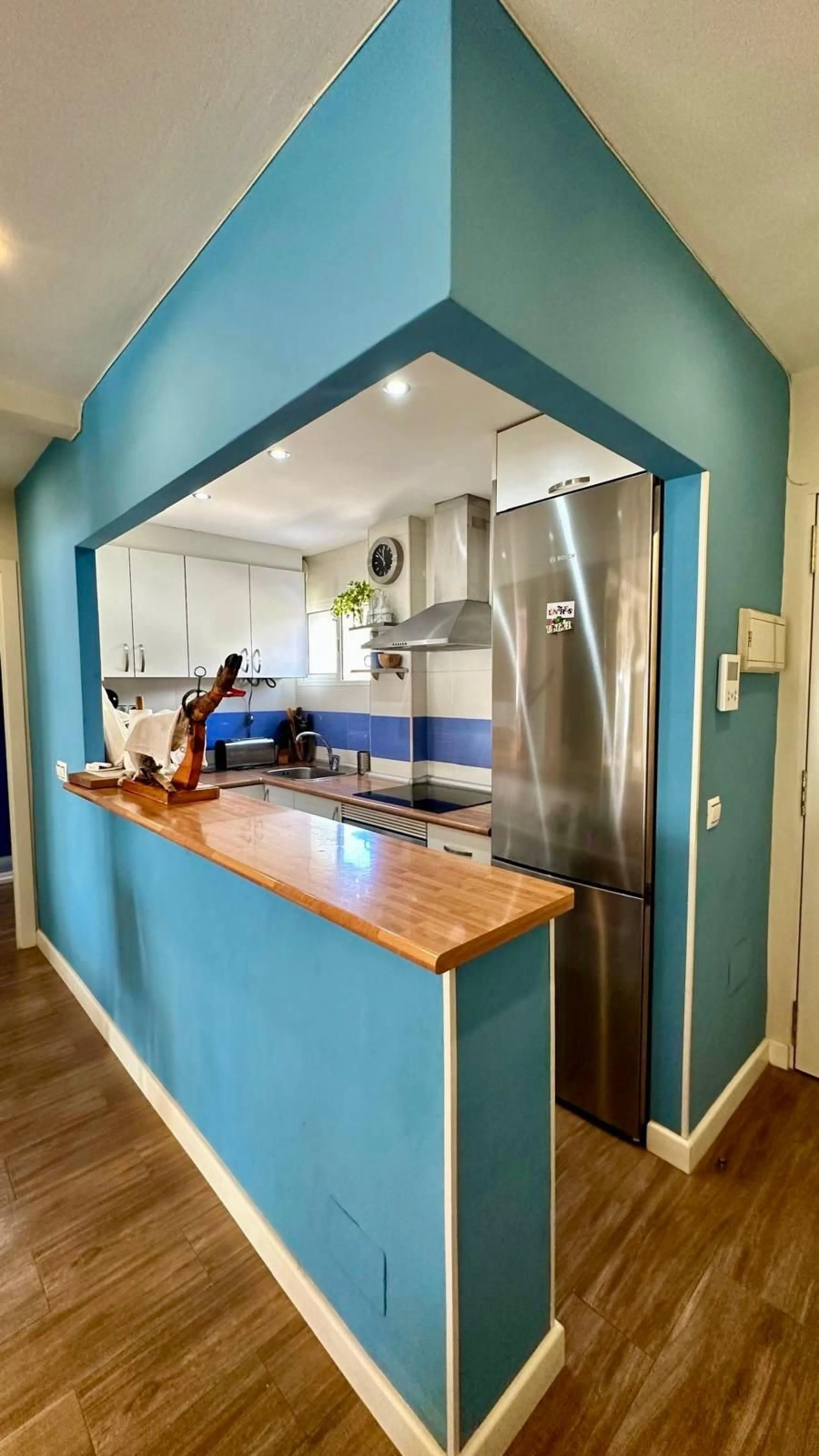 Wake up to the Mediterranean just outside your window in this bright and spacious apartment located in Carvajal, Fuengirola, just a few steps from the beach.