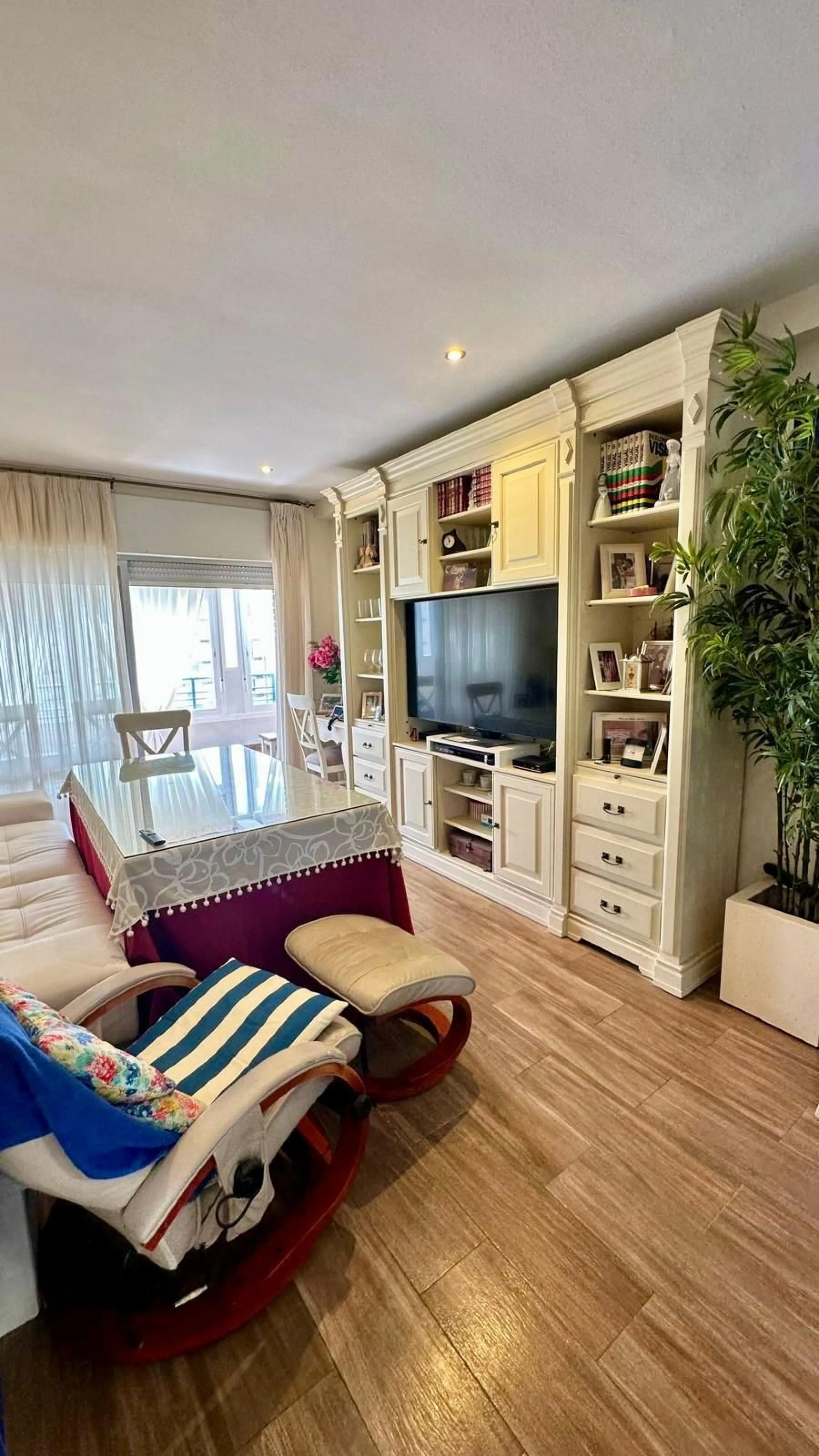 Wake up to the Mediterranean just outside your window in this bright and spacious apartment located in Carvajal, Fuengirola, just a few steps from the beach.