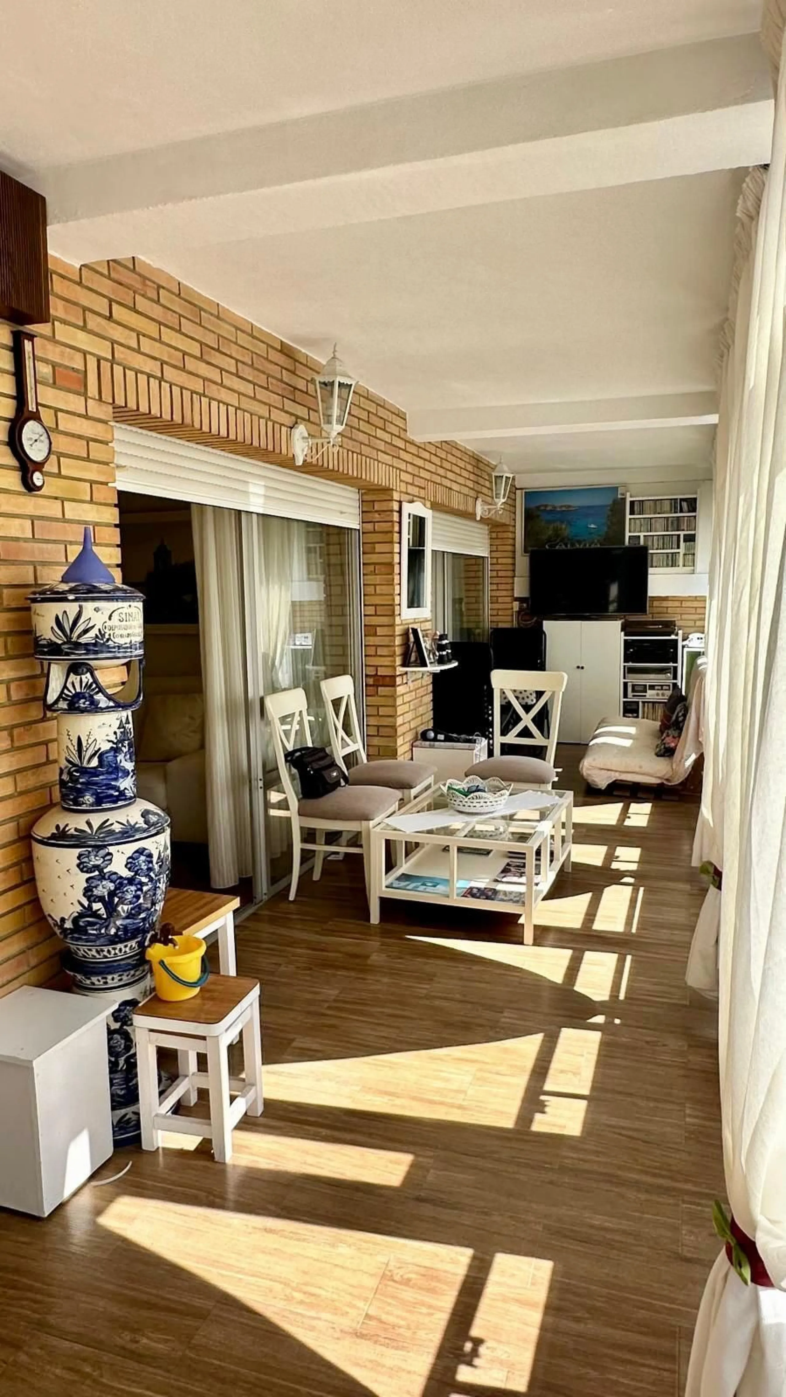 Wake up to the Mediterranean just outside your window in this bright and spacious apartment located in Carvajal, Fuengirola, just a few steps from the beach.