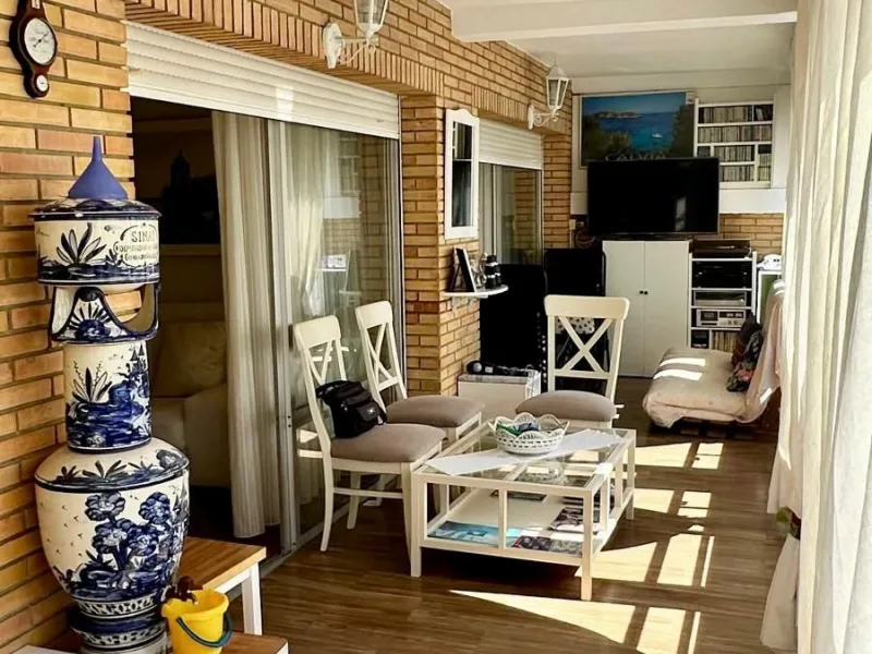 Wake up to the Mediterranean just outside your window in this bright and spacious apartment located in Carvajal, Fuengirola, just a few steps from the beach.