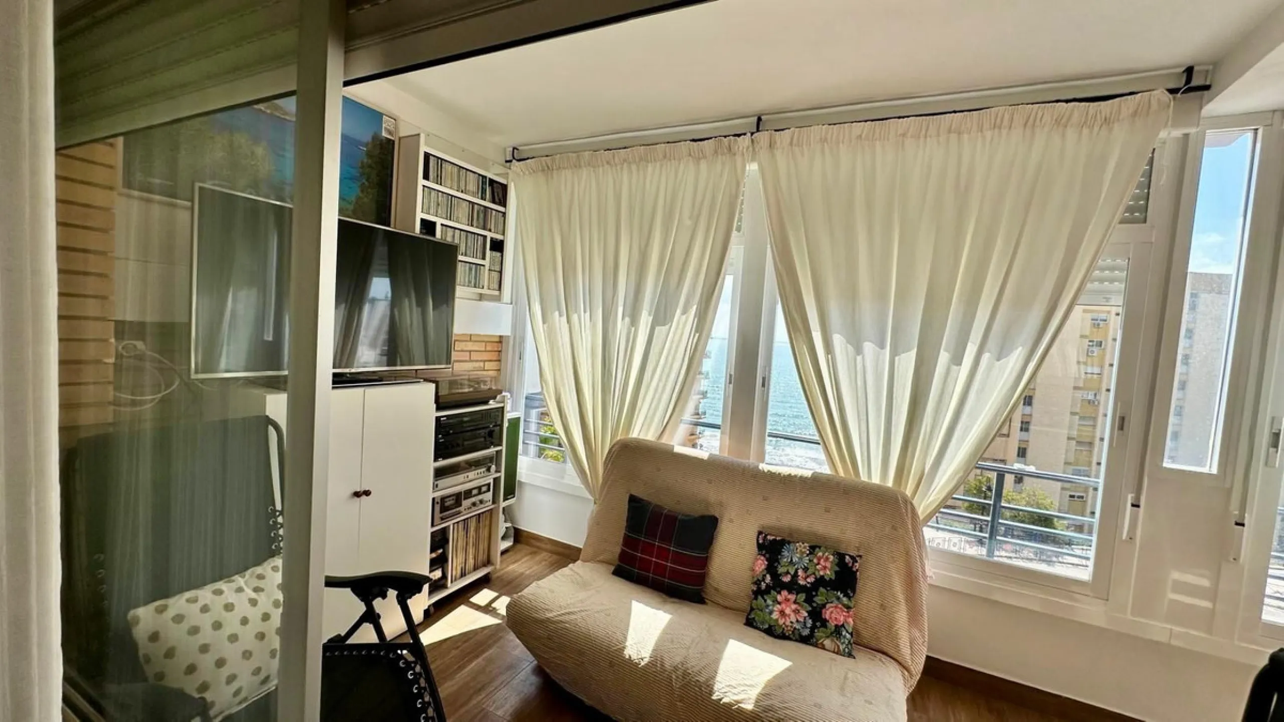 Wake up to the Mediterranean just outside your window in this bright and spacious apartment located in Carvajal, Fuengirola, just a few steps from the beach.