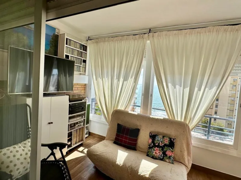 Wake up to the Mediterranean just outside your window in this bright and spacious apartment located in Carvajal, Fuengirola, just a few steps from the beach.