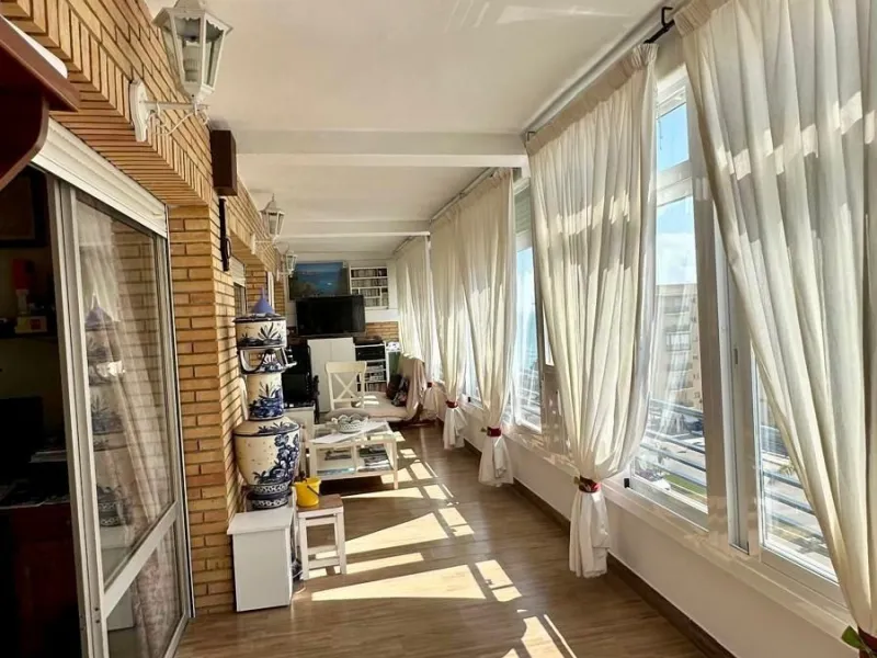 Wake up to the Mediterranean just outside your window in this bright and spacious apartment located in Carvajal, Fuengirola, just a few steps from the beach.