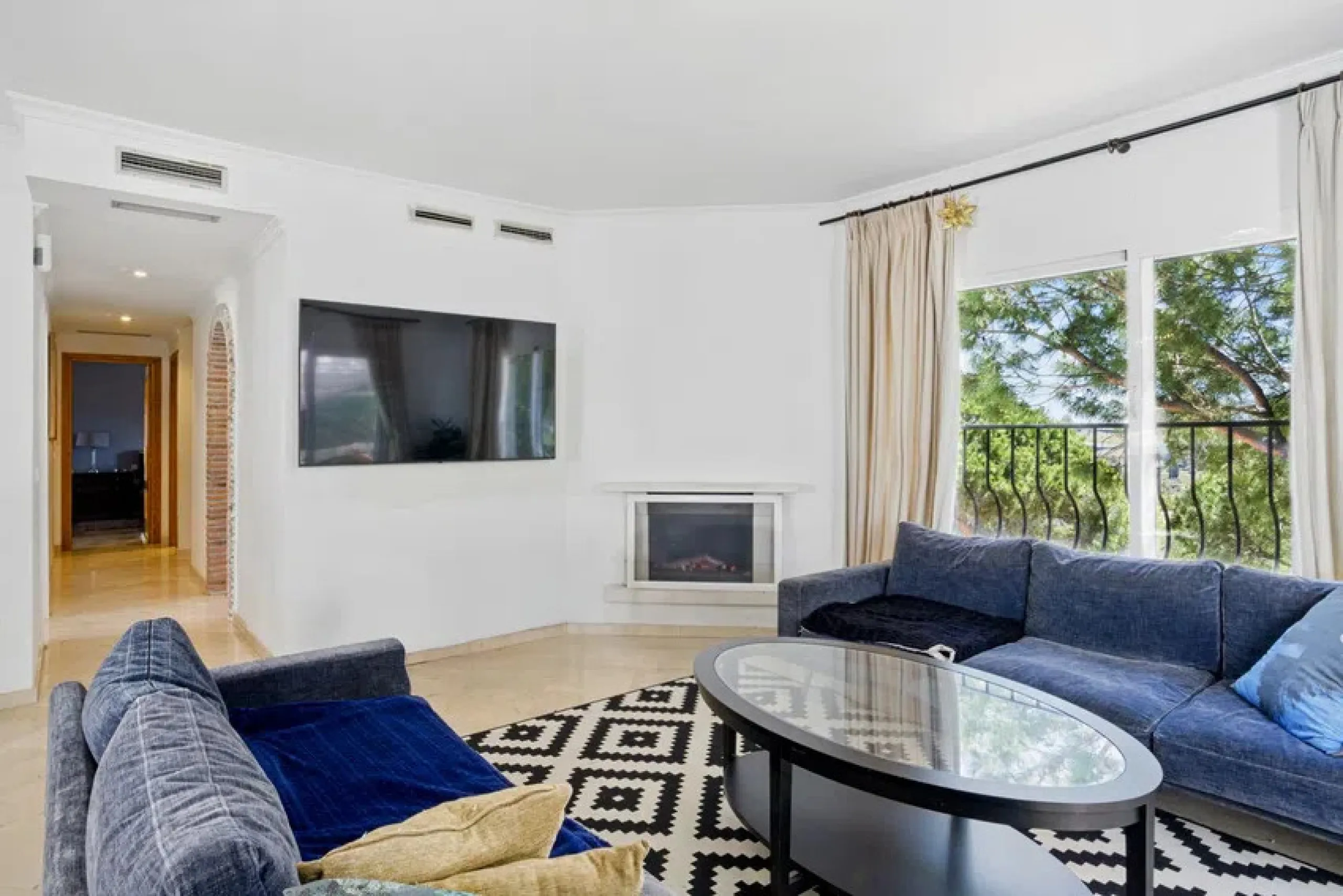 Im Herzen von Nueva Andalucía, nur 5 Autominuten von Puerto Banús und den Stränden entfernt, befindet sich dieses geräumige Penthouse mit vier Schlafzimmern in der begehrten Wohnanlage Los Pinos de Aloha