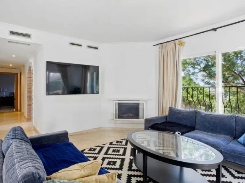 Im Herzen von Nueva Andalucía, nur 5 Autominuten von Puerto Banús und den Stränden entfernt, befindet sich dieses geräumige Penthouse mit vier Schlafzimmern in der begehrten Wohnanlage Los Pinos de Aloha