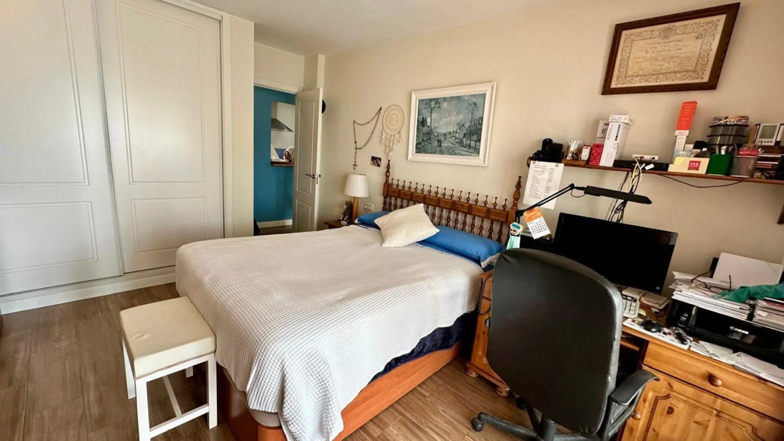 Wake up to the Mediterranean just outside your window in this bright and spacious apartment located in Carvajal, Fuengirola, just a few steps from the beach.