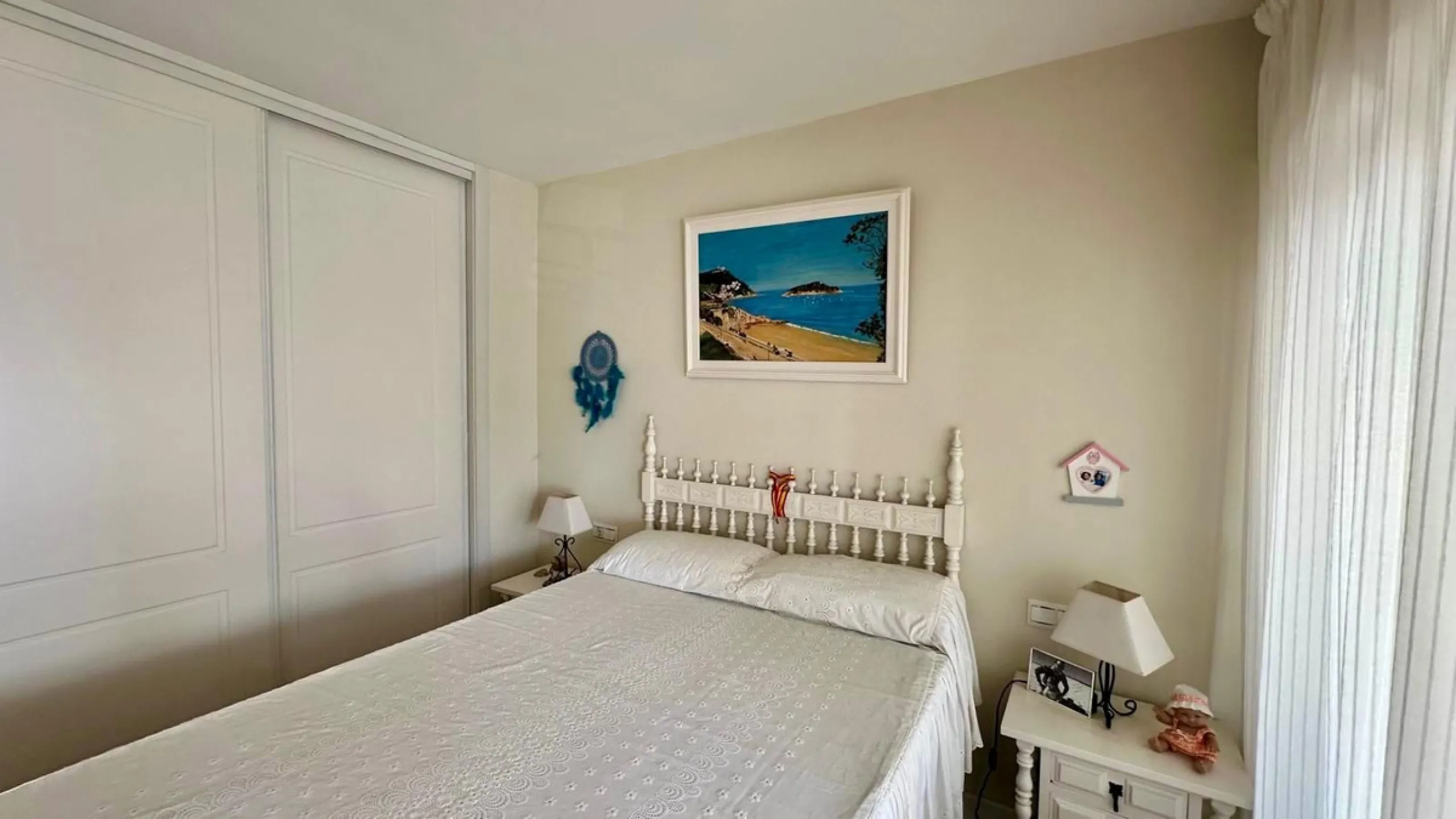 Wake up to the Mediterranean just outside your window in this bright and spacious apartment located in Carvajal, Fuengirola, just a few steps from the beach.