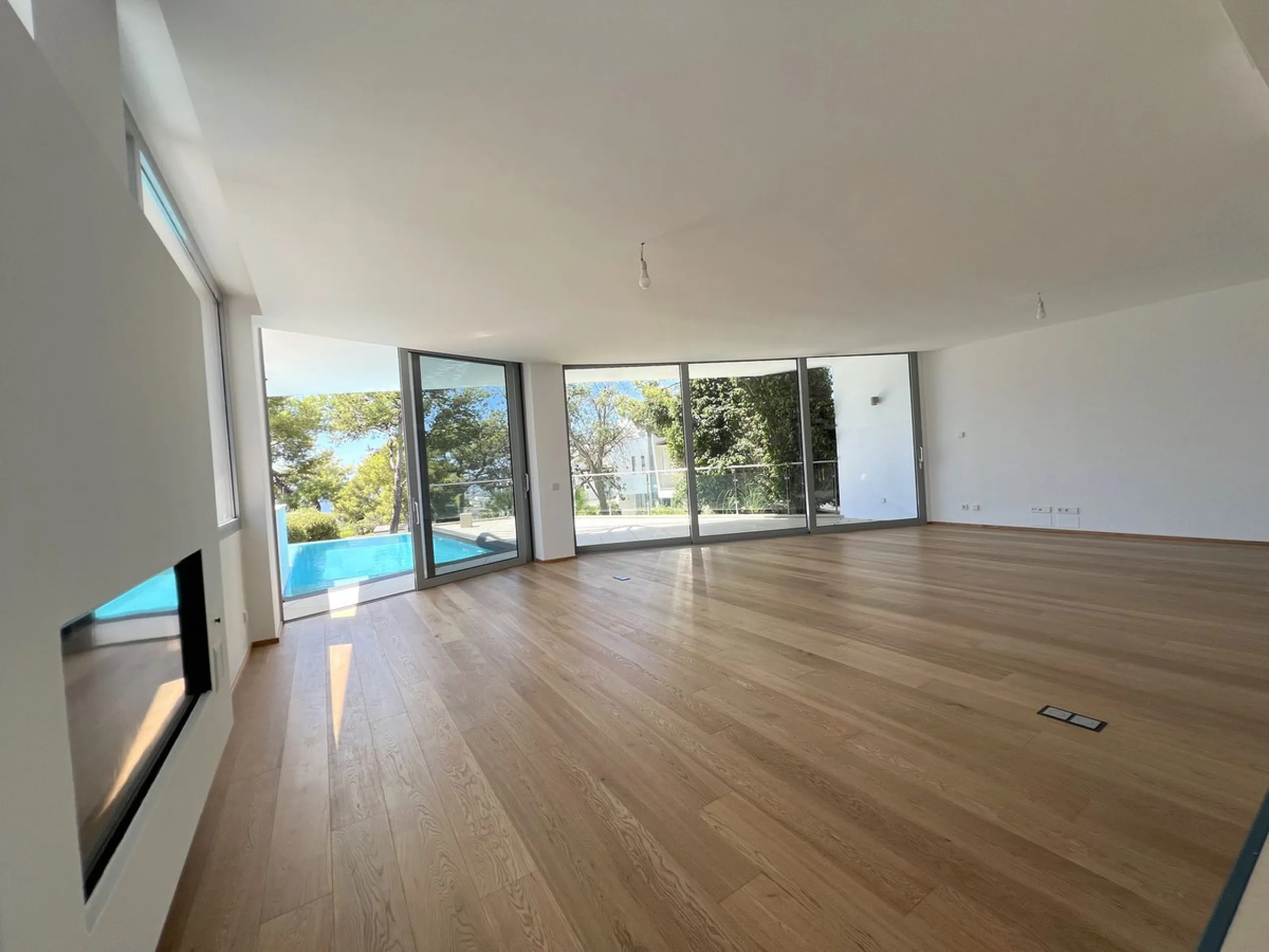 Prestigious five-bedroom villa nestled in the upscale neighborhood Meisho Hills of Sierra Blanca, Marbella. This luxurious property offers a spacious and exquisitely designed living space, perfect for those seeking a refined Mediterranean lifestyle.