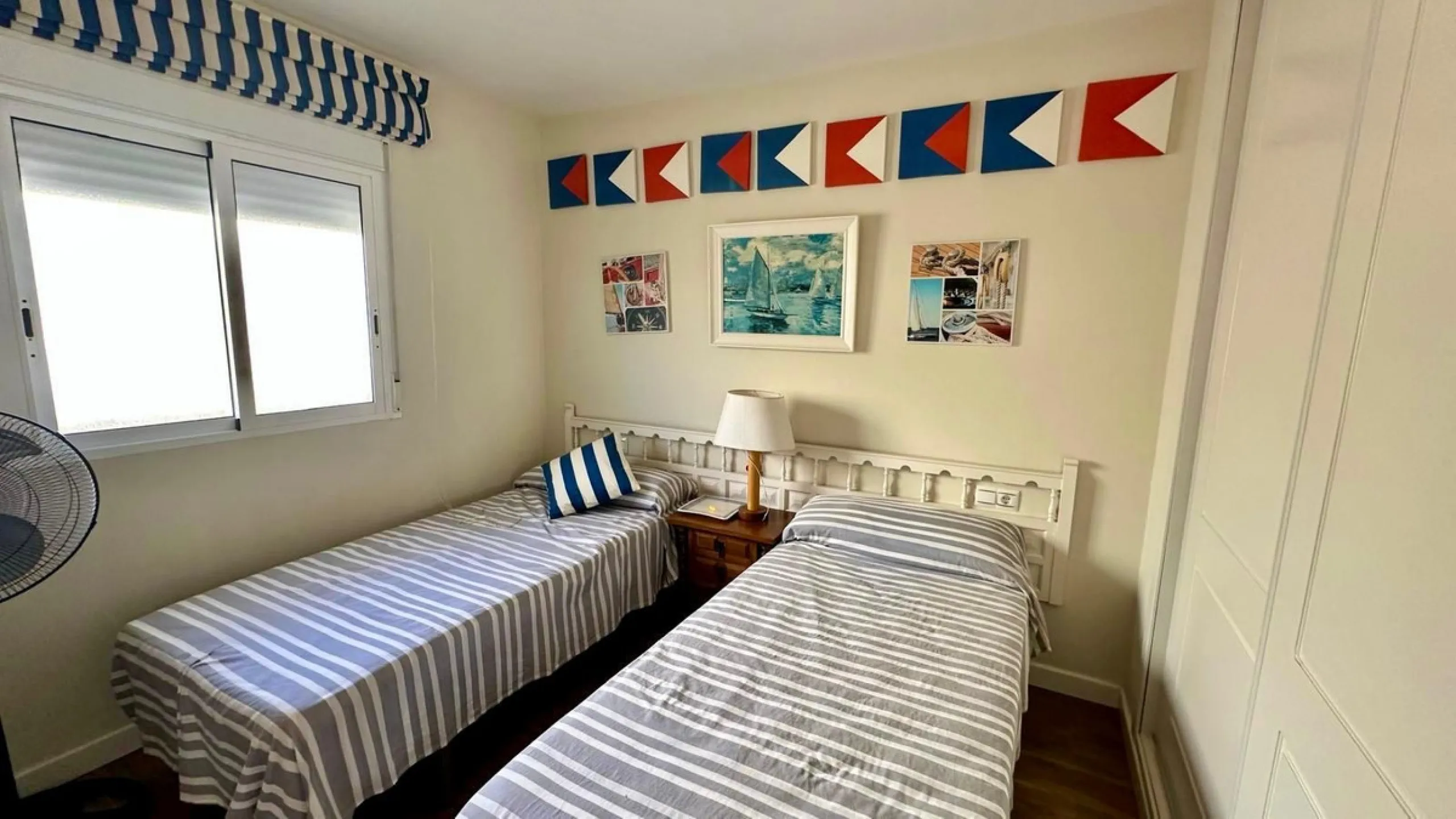 Wake up to the Mediterranean just outside your window in this bright and spacious apartment located in Carvajal, Fuengirola, just a few steps from the beach.