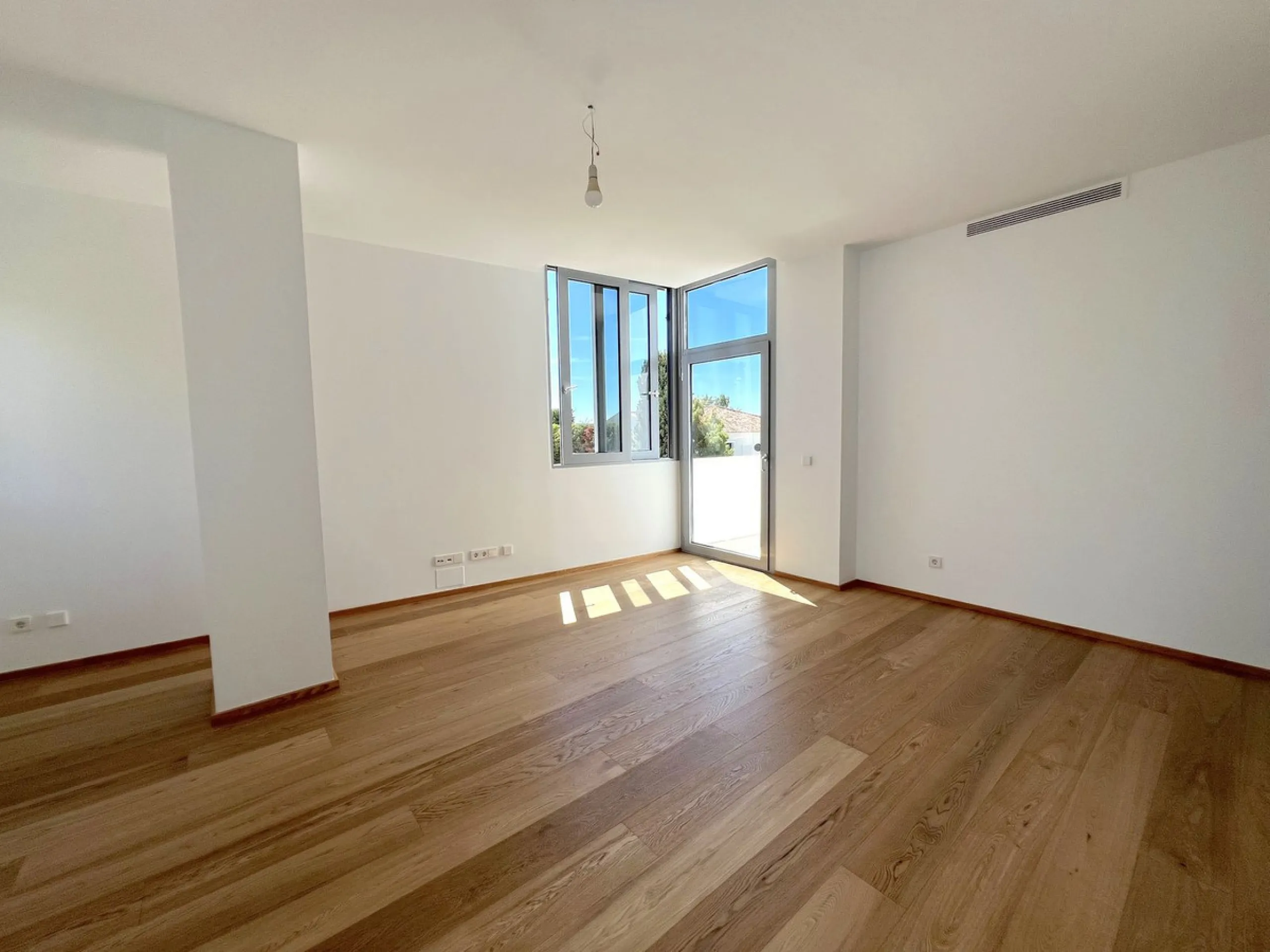 Prestigious five-bedroom villa nestled in the upscale neighborhood Meisho Hills of Sierra Blanca, Marbella. This luxurious property offers a spacious and exquisitely designed living space, perfect for those seeking a refined Mediterranean lifestyle.