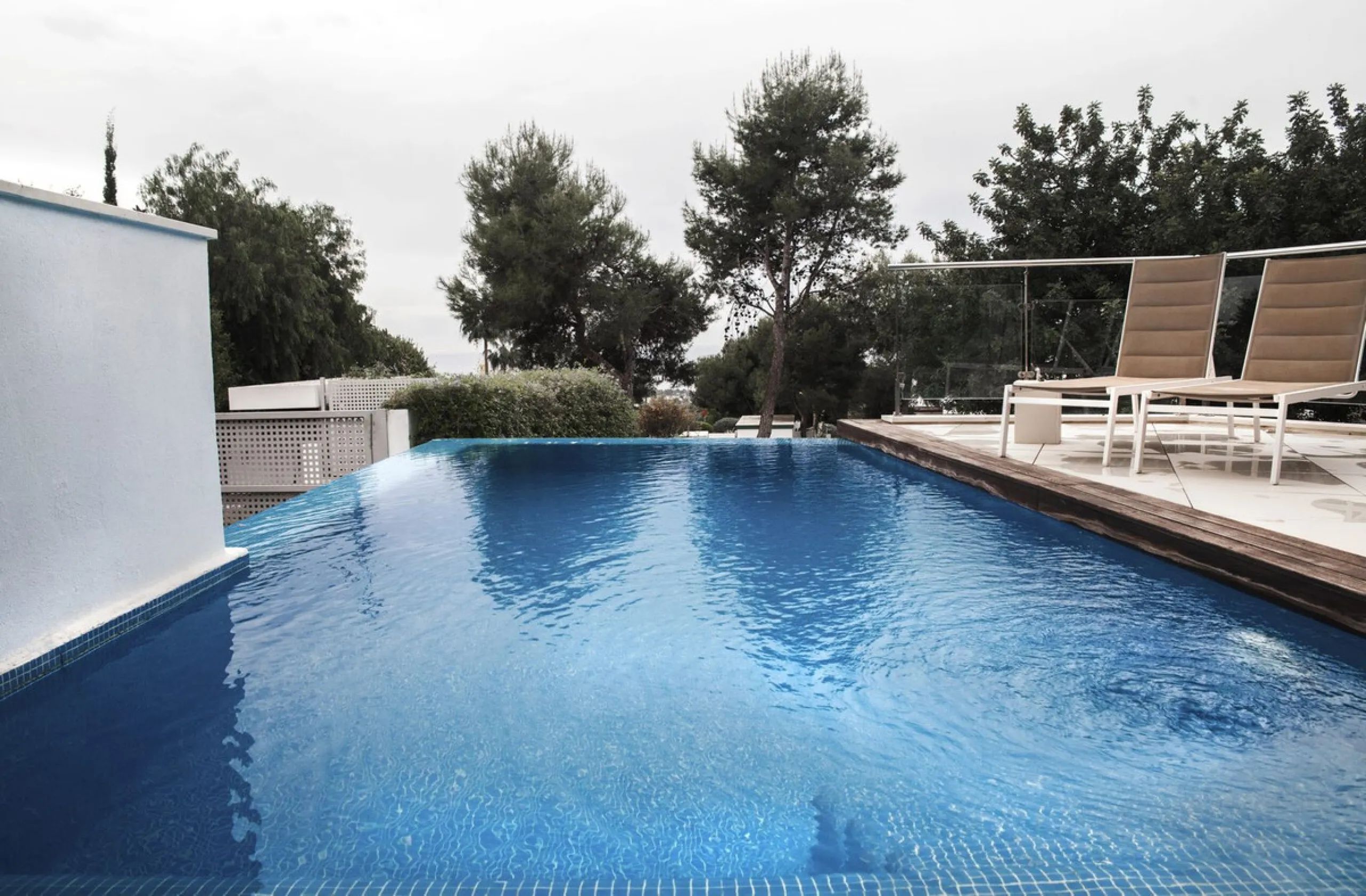 Prestigious five-bedroom villa nestled in the upscale neighborhood Meisho Hills of Sierra Blanca, Marbella. This luxurious property offers a spacious and exquisitely designed living space, perfect for those seeking a refined Mediterranean lifestyle.