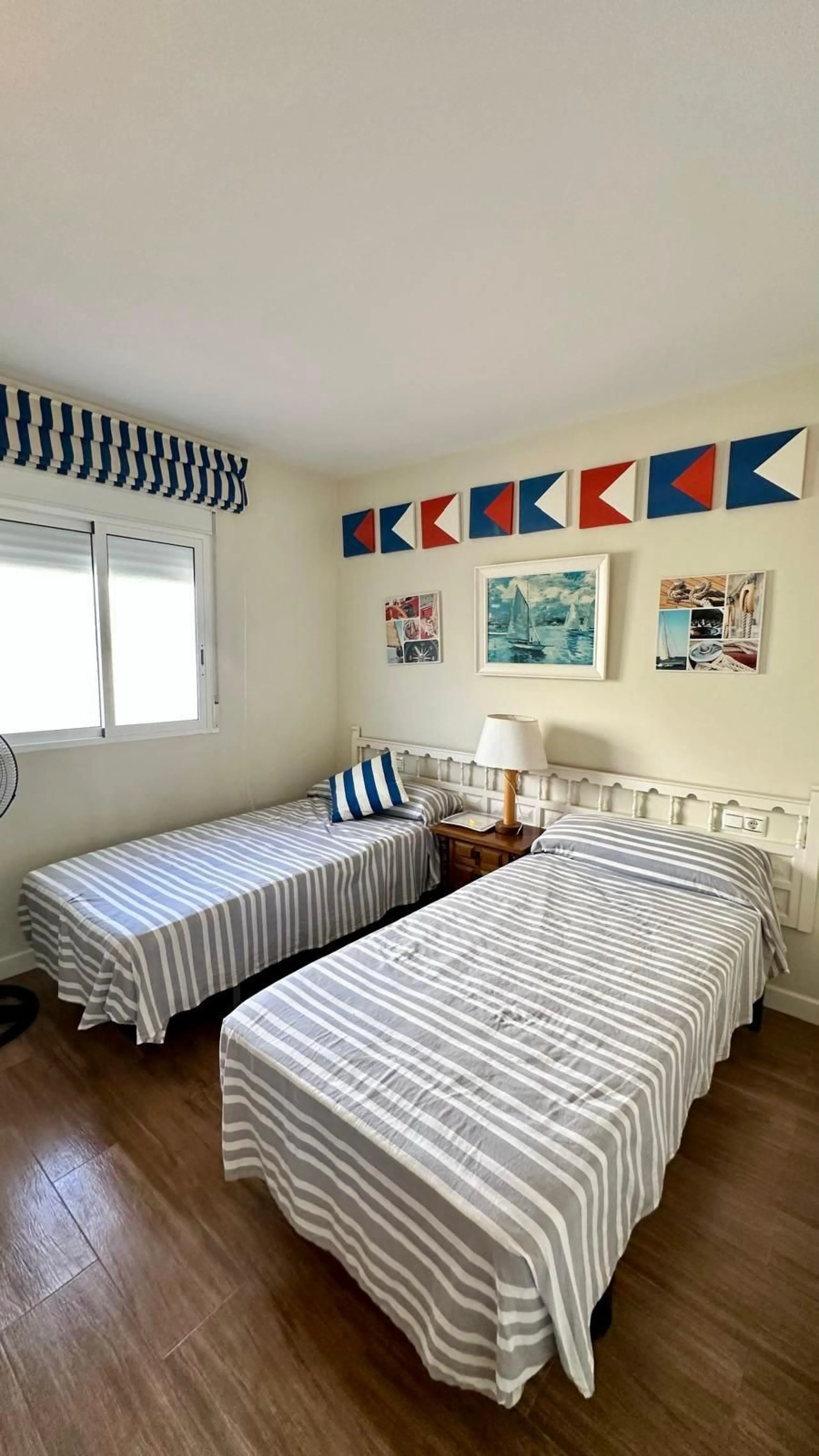 Wake up to the Mediterranean just outside your window in this bright and spacious apartment located in Carvajal, Fuengirola, just a few steps from the beach.