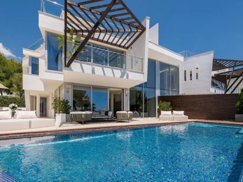 Prestigious five-bedroom villa nestled in the upscale neighborhood Meisho Hills of Sierra Blanca, Marbella. This luxurious property offers a spacious and exquisitely designed living space, perfect for those seeking a refined Mediterranean lifestyle.