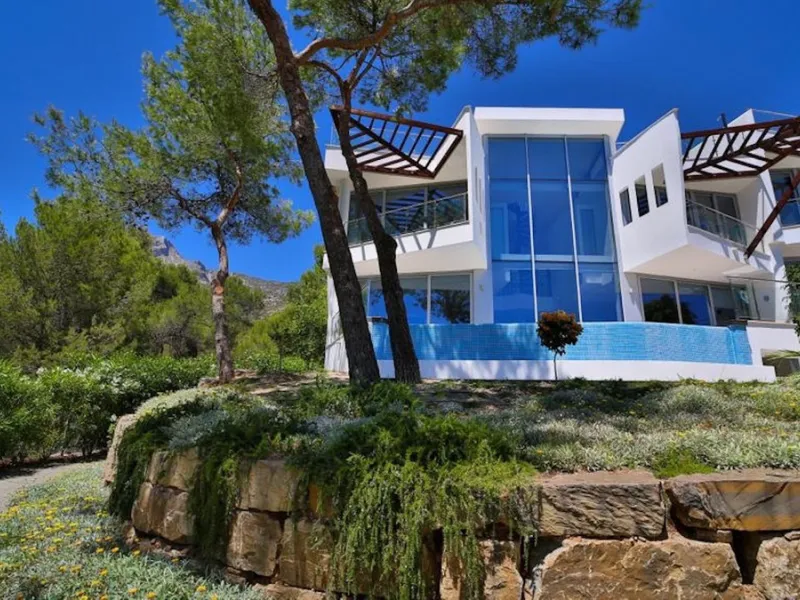 Prestigious five-bedroom villa nestled in the upscale neighborhood Meisho Hills of Sierra Blanca, Marbella. This luxurious property offers a spacious and exquisitely designed living space, perfect for those seeking a refined Mediterranean lifestyle.