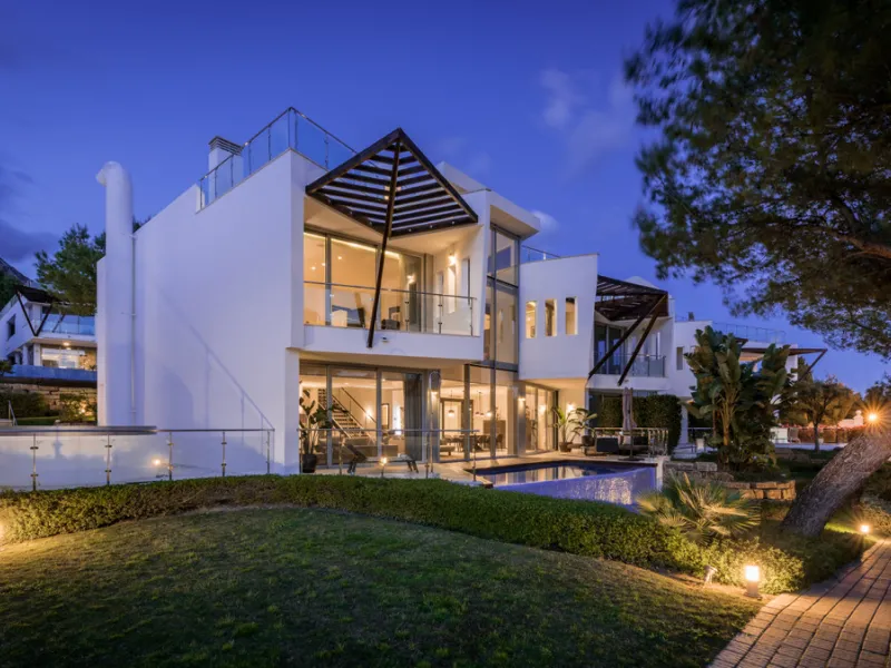 Prestigious five-bedroom villa nestled in the upscale neighborhood Meisho Hills of Sierra Blanca, Marbella. This luxurious property offers a spacious and exquisitely designed living space, perfect for those seeking a refined Mediterranean lifestyle.
