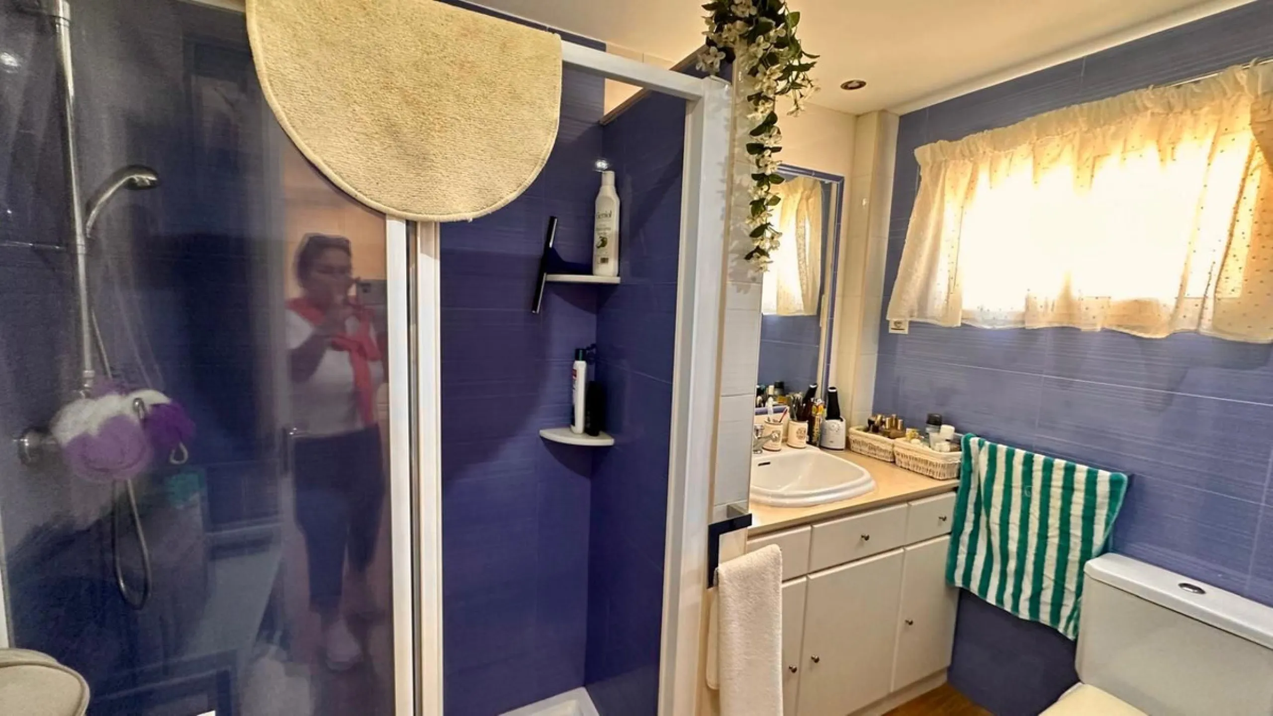 Wake up to the Mediterranean just outside your window in this bright and spacious apartment located in Carvajal, Fuengirola, just a few steps from the beach.