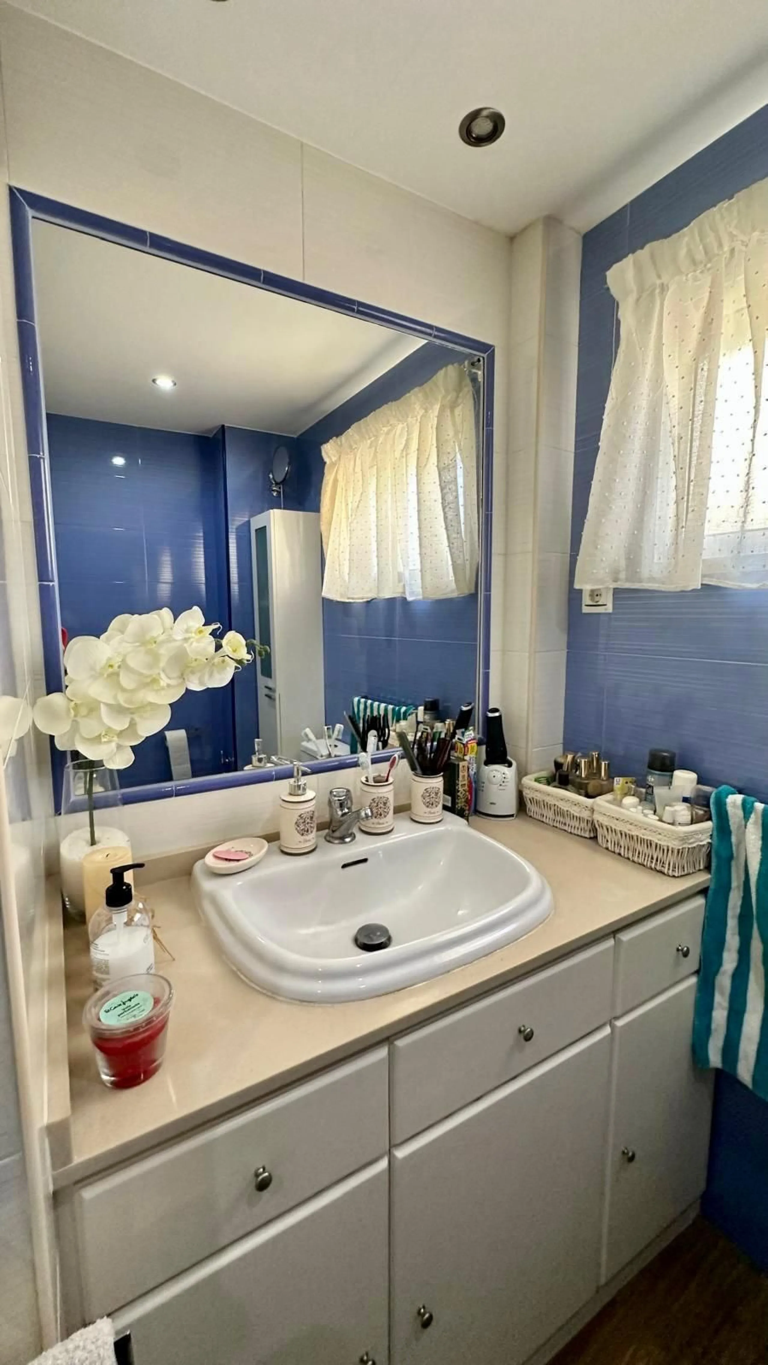Wake up to the Mediterranean just outside your window in this bright and spacious apartment located in Carvajal, Fuengirola, just a few steps from the beach.