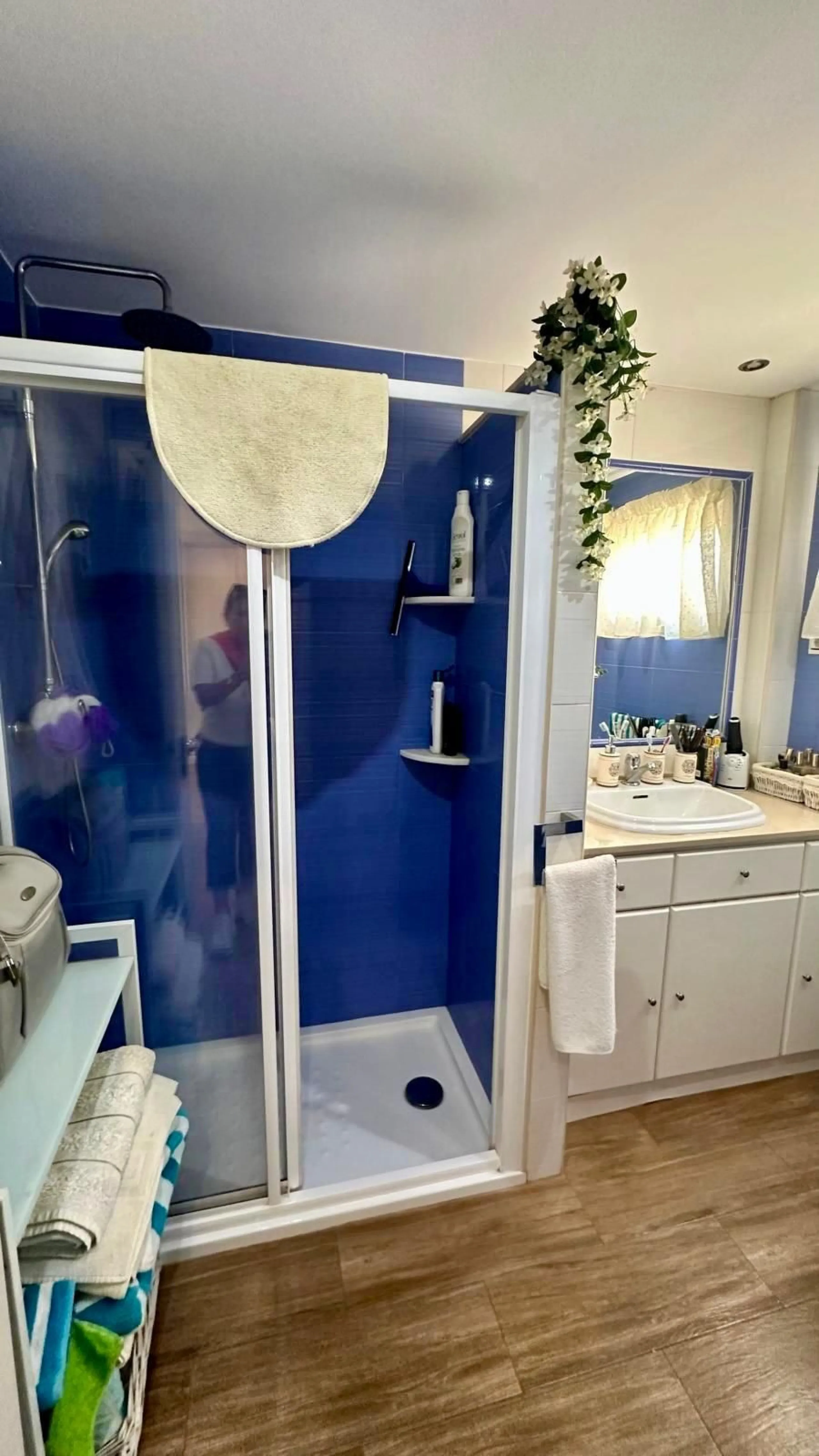 Wake up to the Mediterranean just outside your window in this bright and spacious apartment located in Carvajal, Fuengirola, just a few steps from the beach.