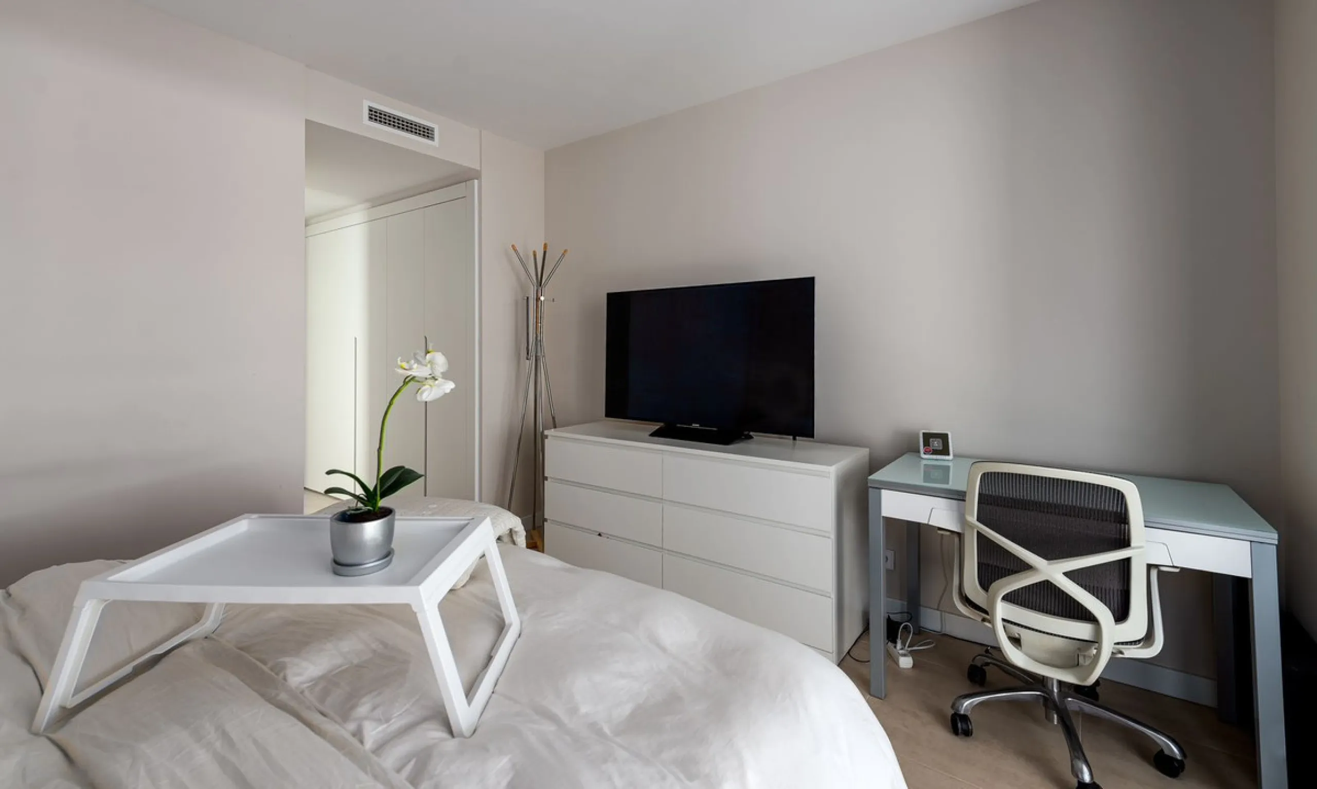 Nestled in the heart of the New Golden Mile, this enchanting 2-bedroom, 2-bathroom apartment offers a unique and captivating feature-mountain views that will take your breath away.