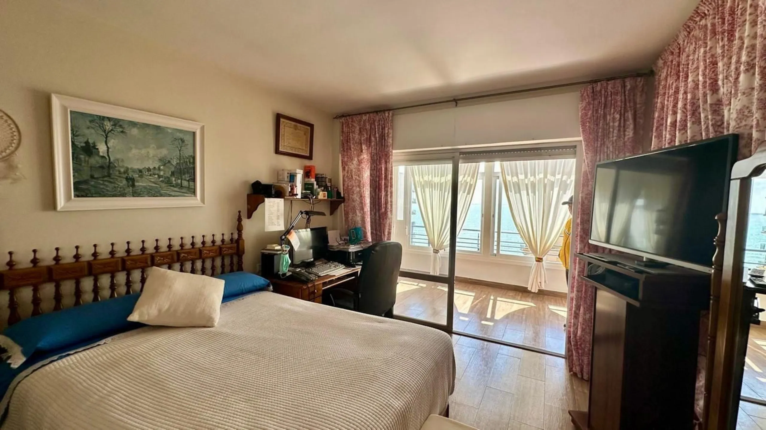 Wake up to the Mediterranean just outside your window in this bright and spacious apartment located in Carvajal, Fuengirola, just a few steps from the beach.