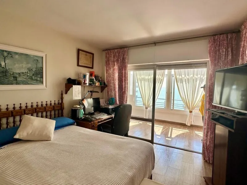 Wake up to the Mediterranean just outside your window in this bright and spacious apartment located in Carvajal, Fuengirola, just a few steps from the beach.