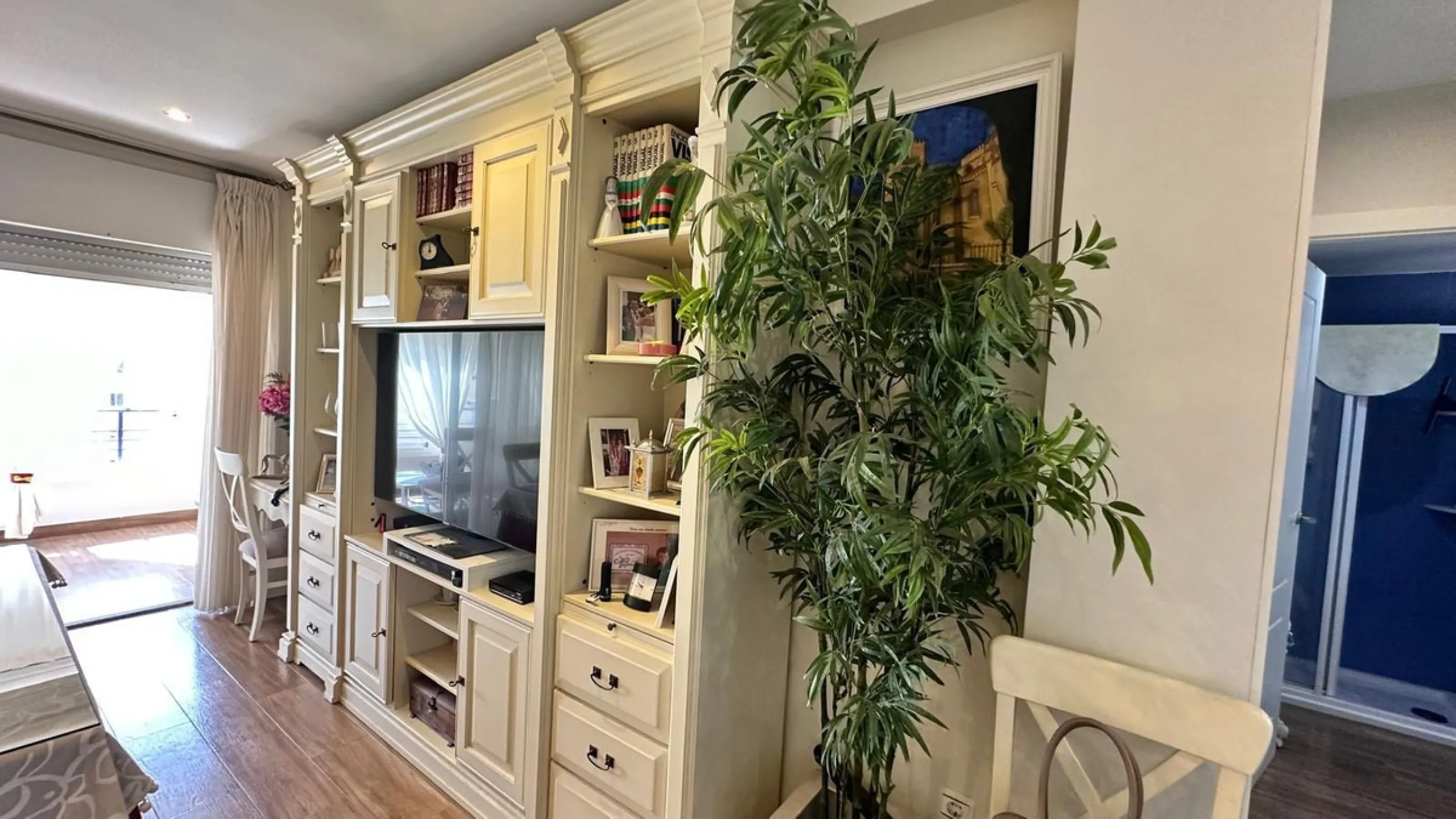 Wake up to the Mediterranean just outside your window in this bright and spacious apartment located in Carvajal, Fuengirola, just a few steps from the beach.