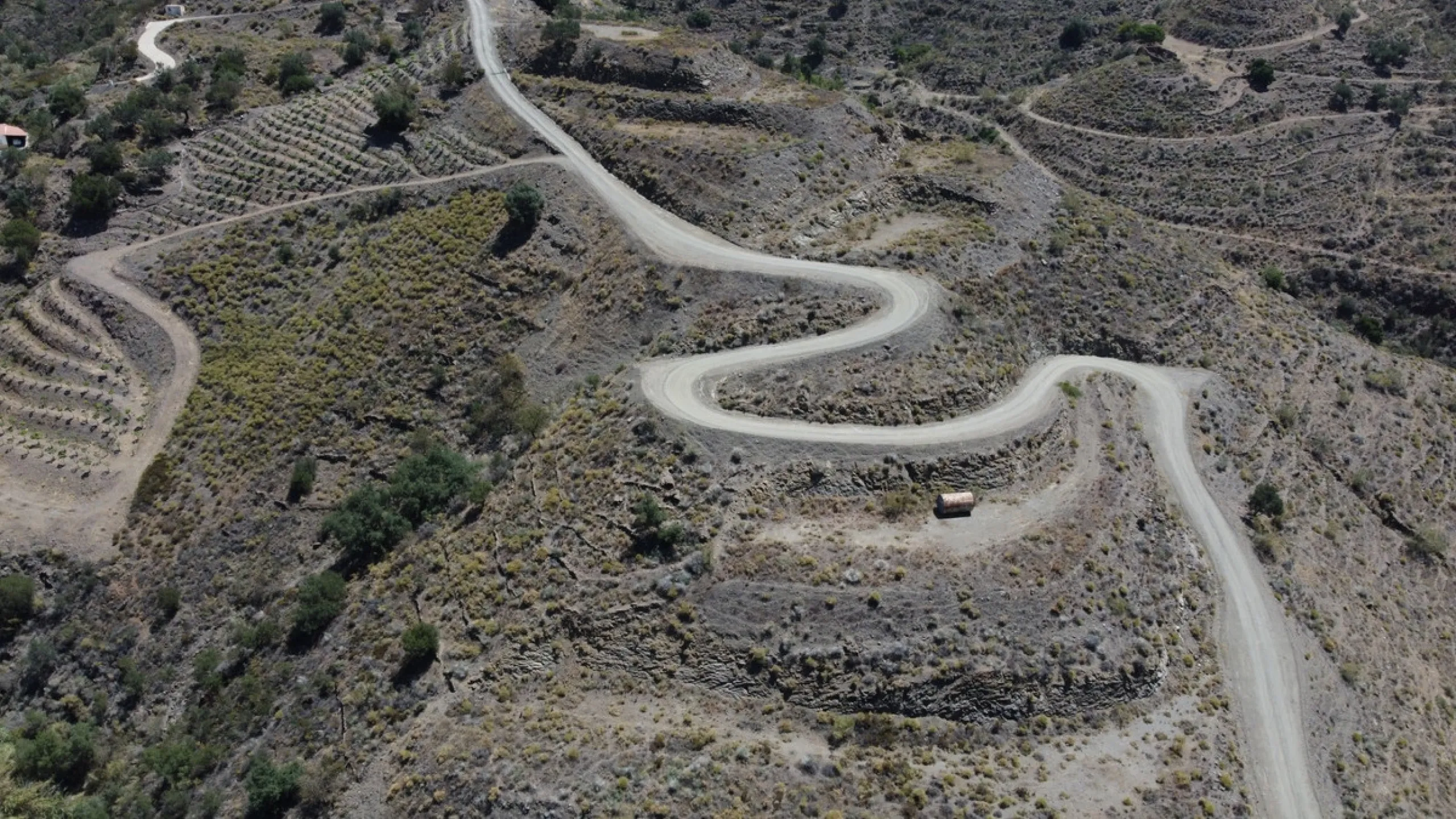 Discover your dream property in Arenas, Malaga! This vast 36000m2 plot of land boasts a south orientation, providing abundant sunlight throughout the year and breathtaking sea views of the azure Mediterranean Sea. With electricity and water supply from th