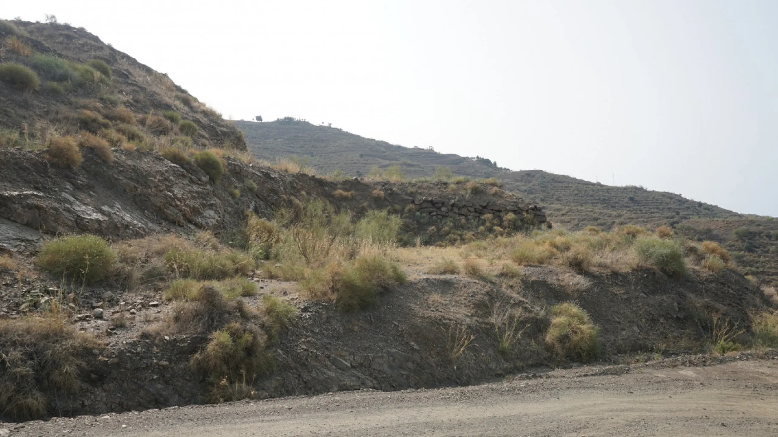 Discover your dream property in Arenas, Malaga! This vast 36000m2 plot of land boasts a south orientation, providing abundant sunlight throughout the year and breathtaking sea views of the azure Mediterranean Sea. With electricity and water supply from th
