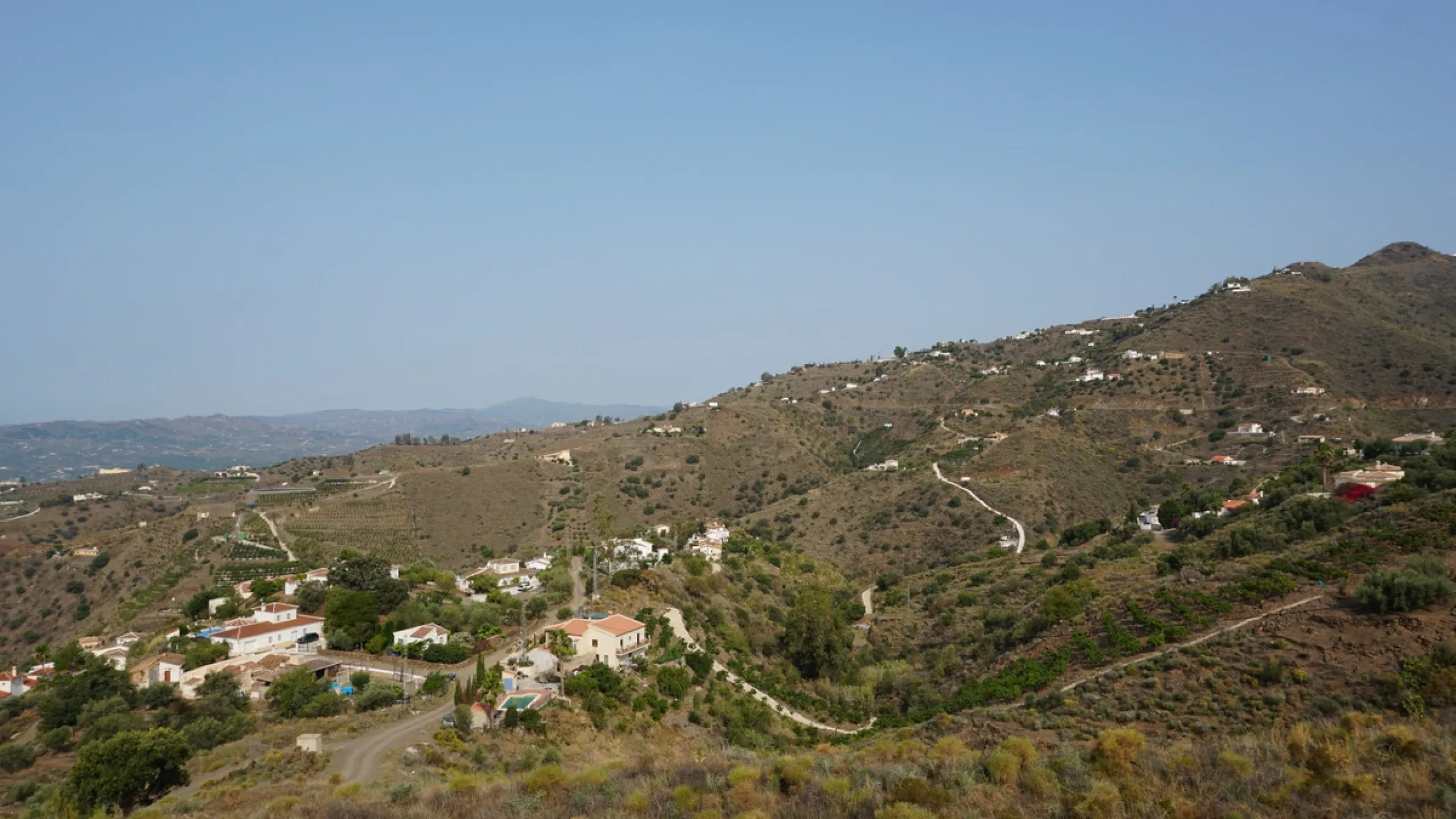 Discover your dream property in Arenas, Malaga! This vast 36000m2 plot of land boasts a south orientation, providing abundant sunlight throughout the year and breathtaking sea views of the azure Mediterranean Sea. With electricity and water supply from th