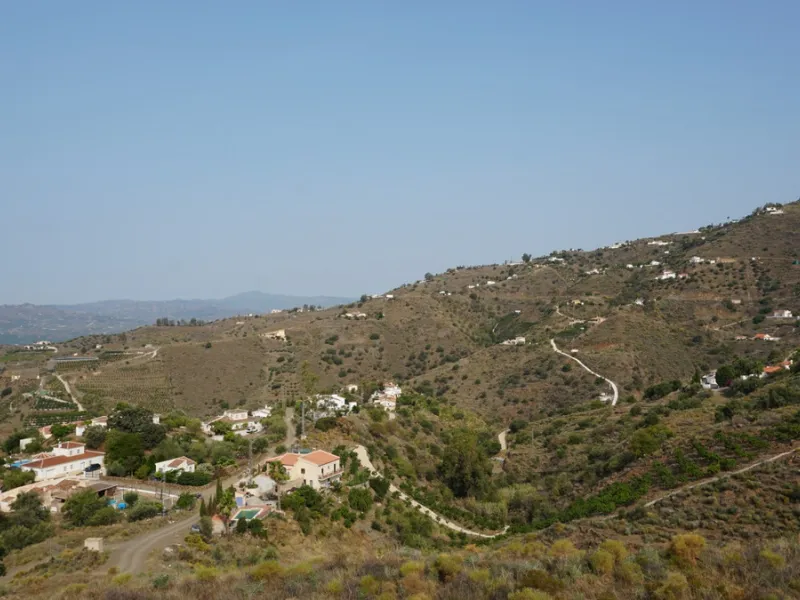 Discover your dream property in Arenas, Malaga! This vast 36000m2 plot of land boasts a south orientation, providing abundant sunlight throughout the year and breathtaking sea views of the azure Mediterranean Sea. With electricity and water supply from th