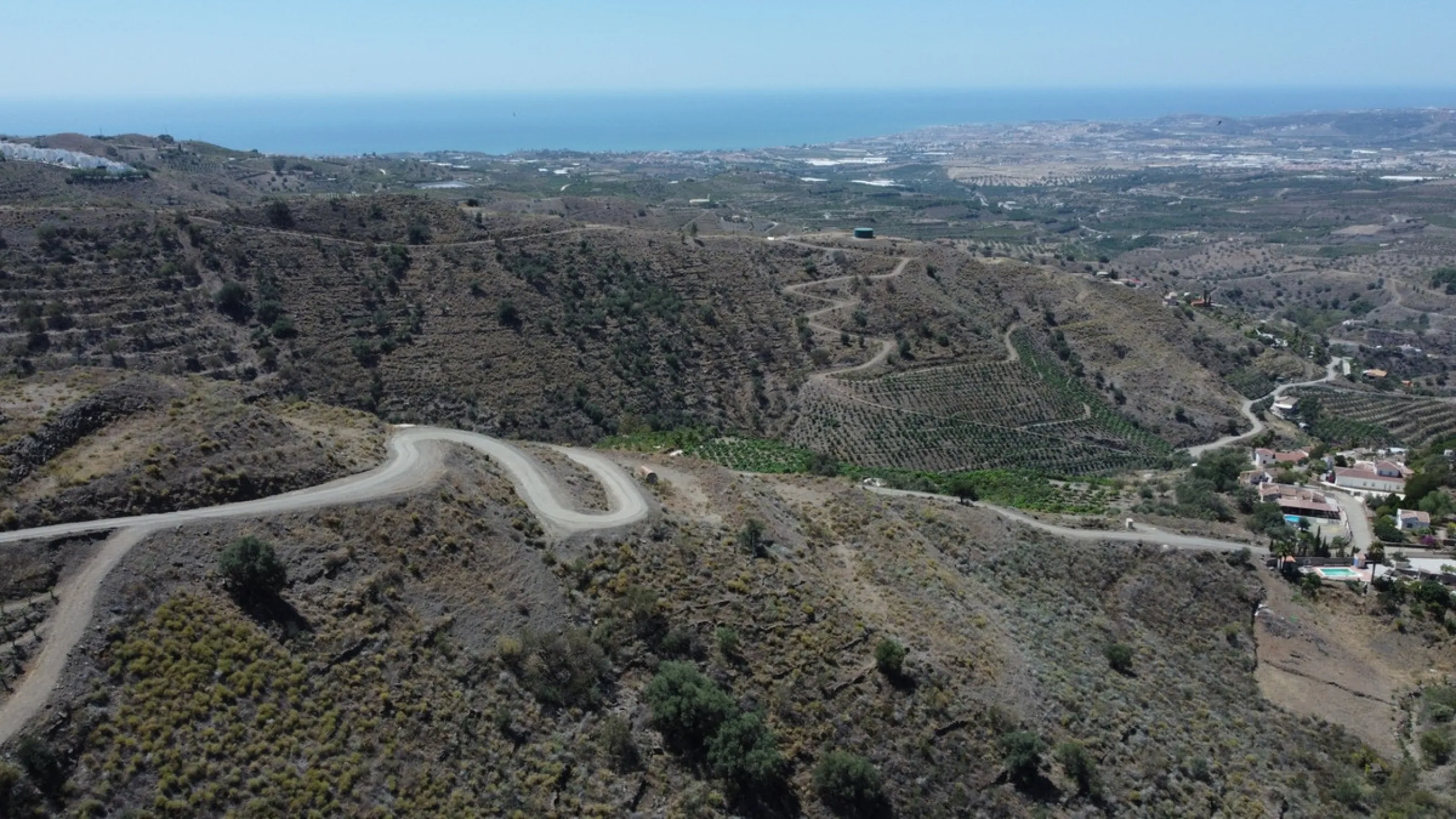 Discover your dream property in Arenas, Malaga! This vast 36000m2 plot of land boasts a south orientation, providing abundant sunlight throughout the year and breathtaking sea views of the azure Mediterranean Sea. With electricity and water supply from th