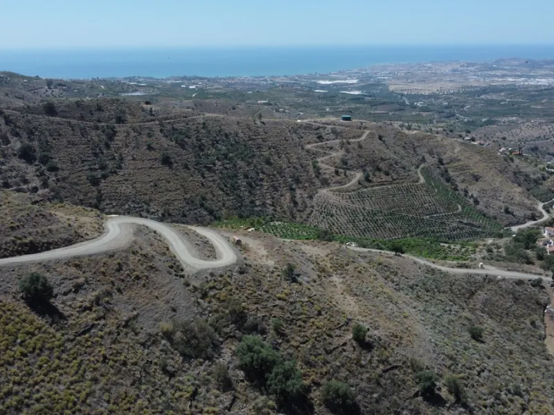 Discover your dream property in Arenas, Malaga! This vast 36000m2 plot of land boasts a south orientation, providing abundant sunlight throughout the year and breathtaking sea views of the azure Mediterranean Sea. With electricity and water supply from th